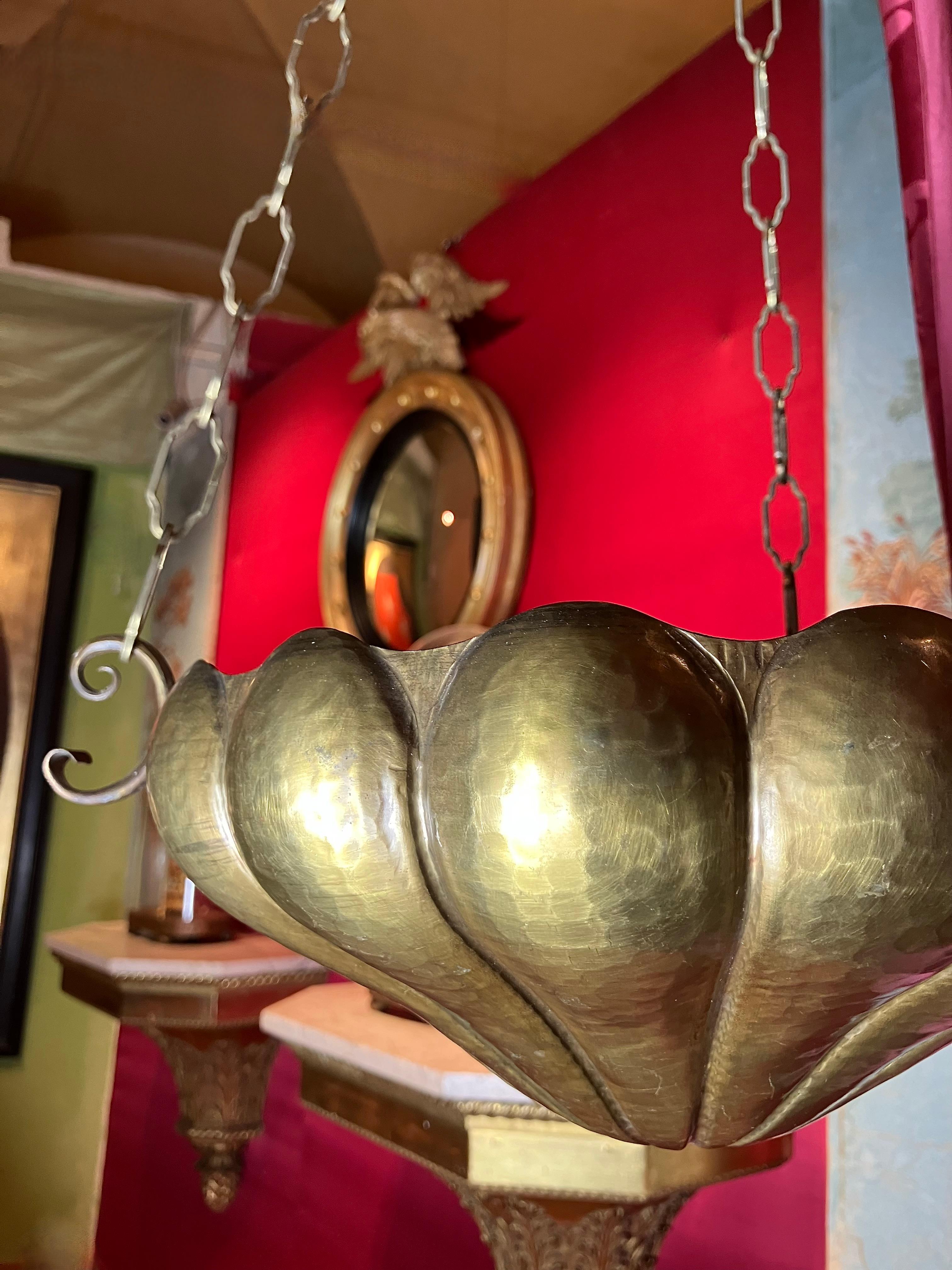 Coppia di lampade a sospensione o fioriere in stile Art Nouveau: Ottone martellato a mano in vendita 8