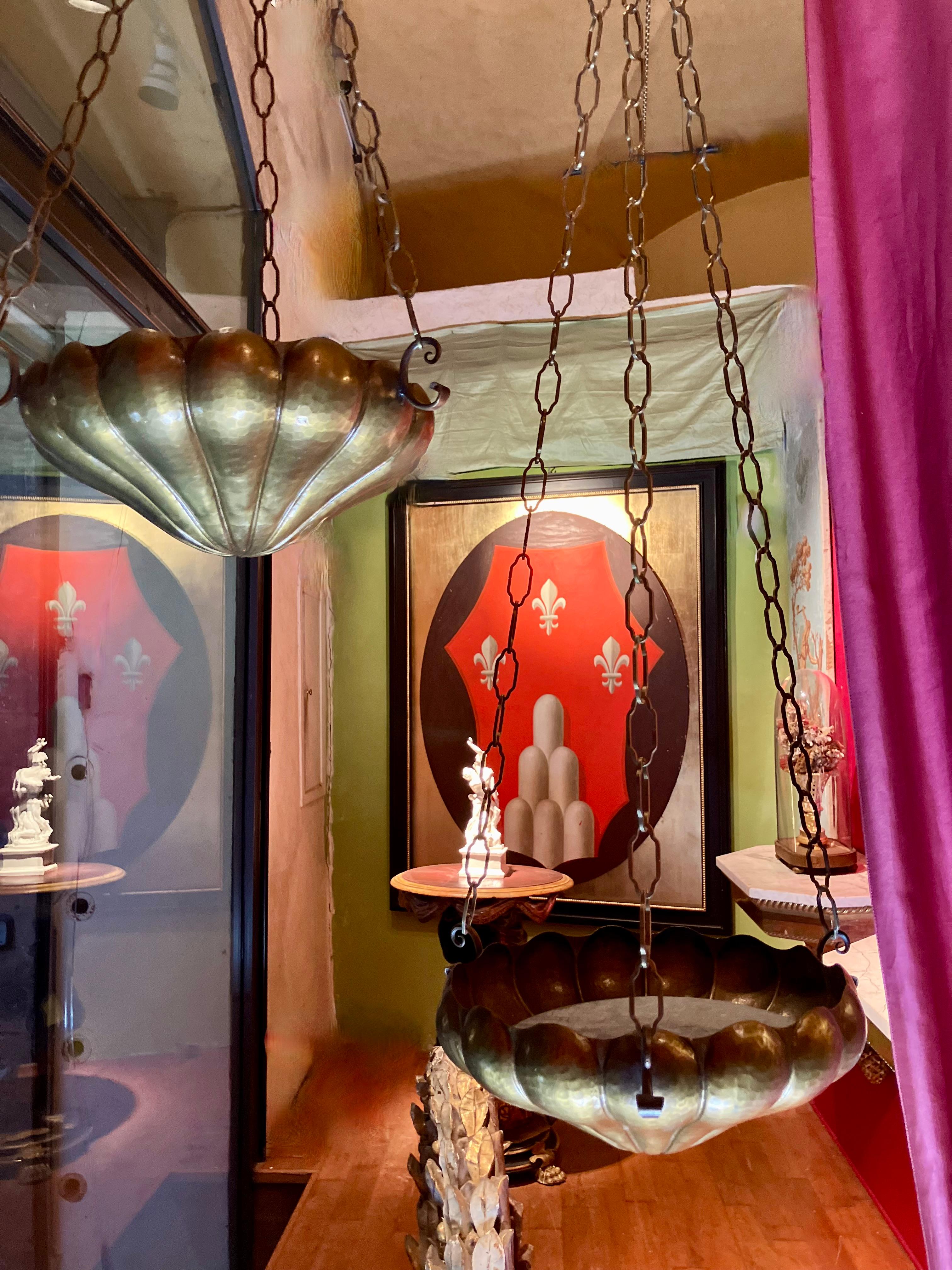 Questa squisita coppia di ciotole sospese in stile Art Nouveau mette in mostra un'eccezionale maestria italiana. Originariamente progettati come bracieri, questi pezzi unici sono ora ideali per essere utilizzati come lampade a sospensione o fioriere