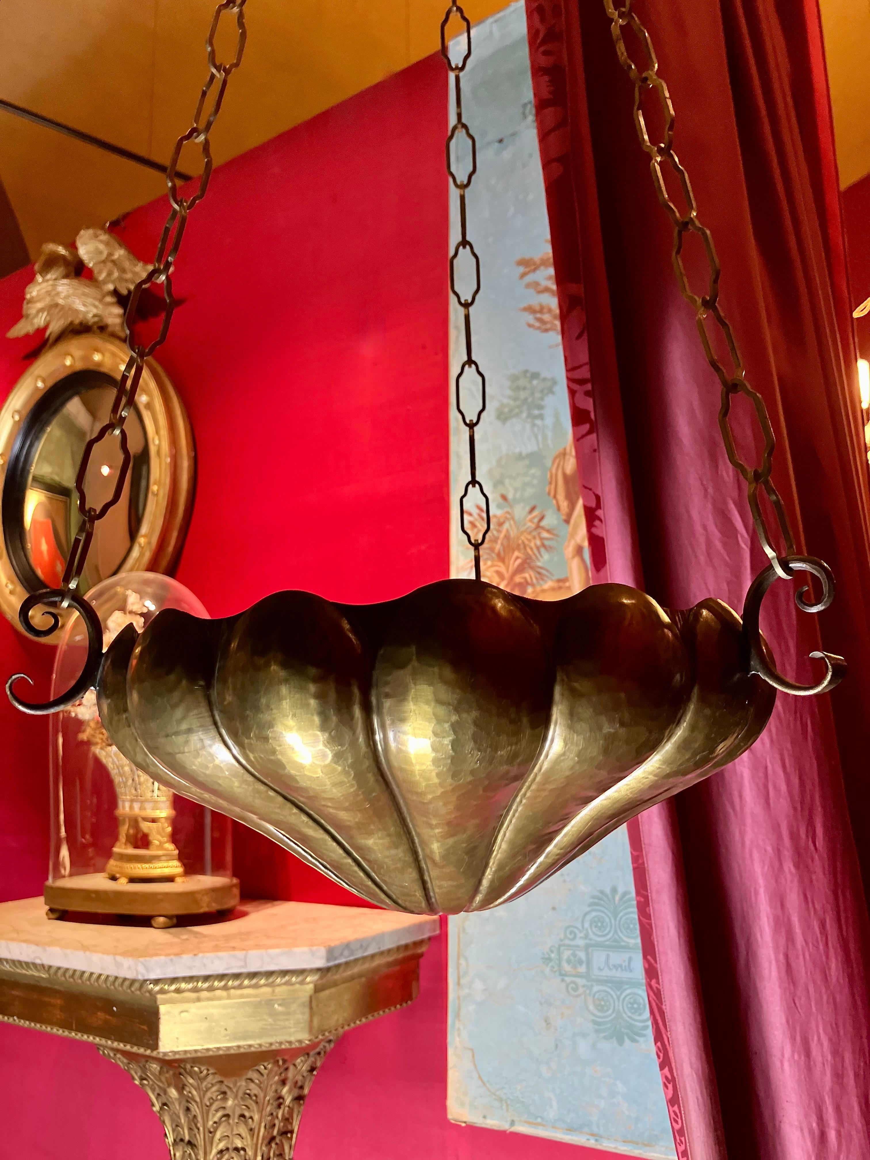 Italiano Coppia di lampade a sospensione o fioriere in stile Art Nouveau: Ottone martellato a mano in vendita