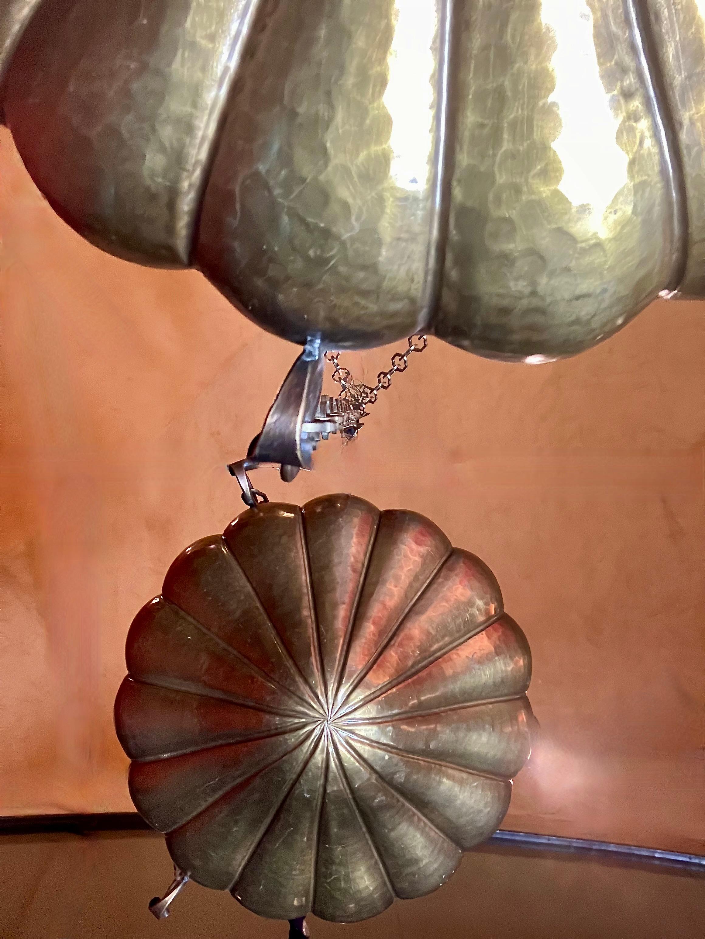 Martellato Coppia di lampade a sospensione o fioriere in stile Art Nouveau: Ottone martellato a mano in vendita