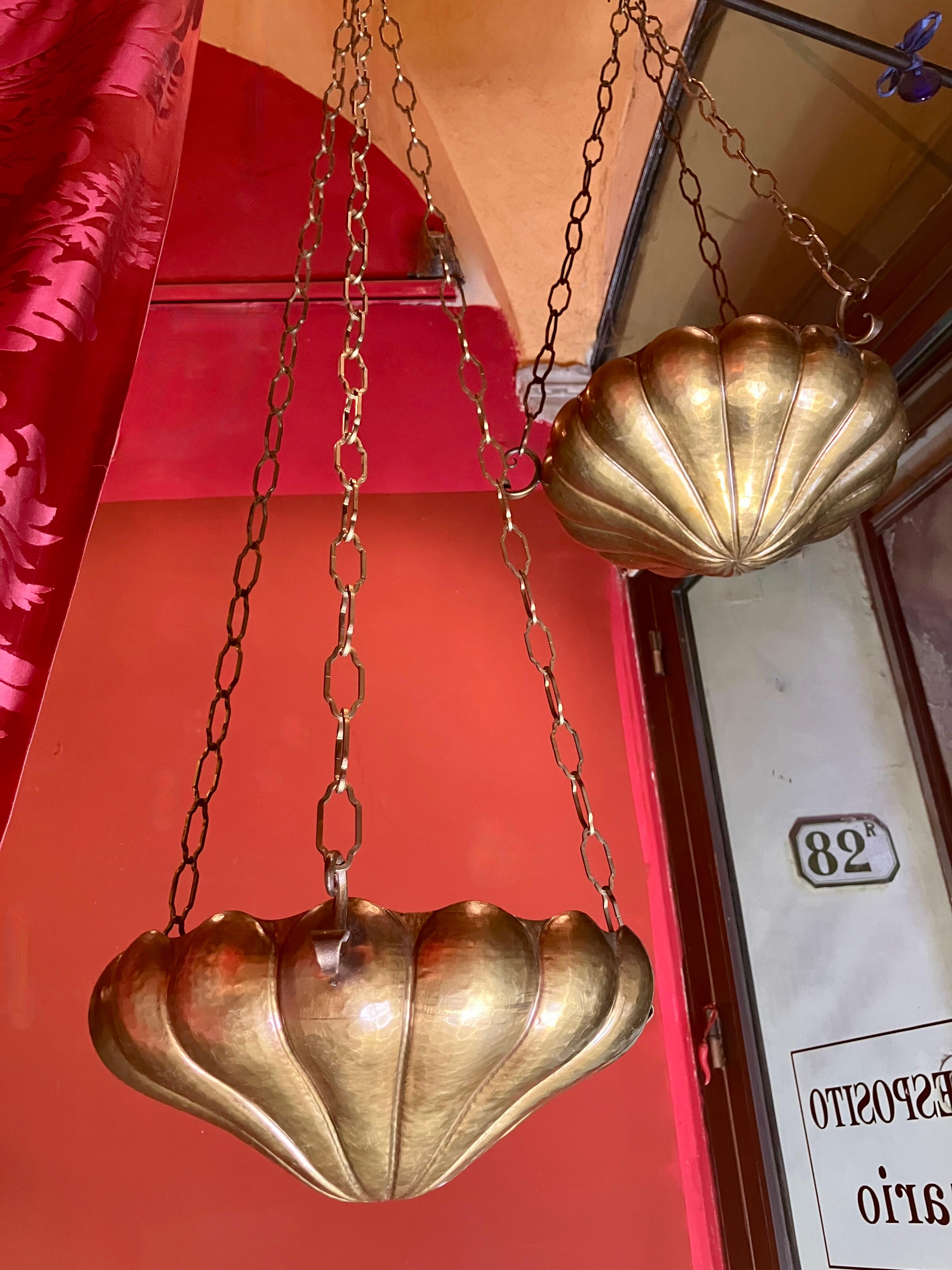 Coppia di lampade a sospensione o fioriere in stile Art Nouveau: Ottone martellato a mano In condizioni buone in vendita a Firenze, IT