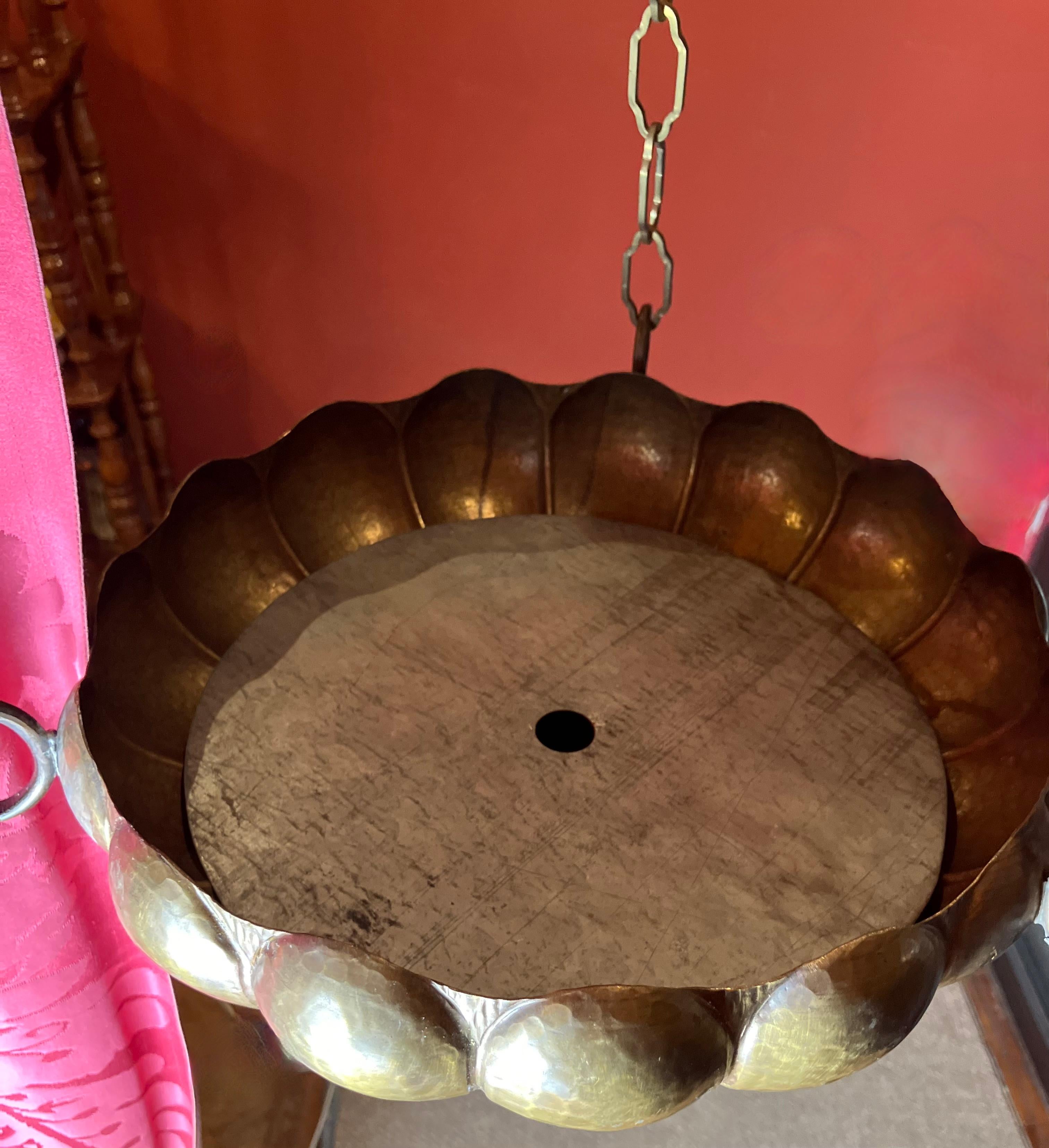 XX secolo Coppia di lampade a sospensione o fioriere in stile Art Nouveau: Ottone martellato a mano in vendita
