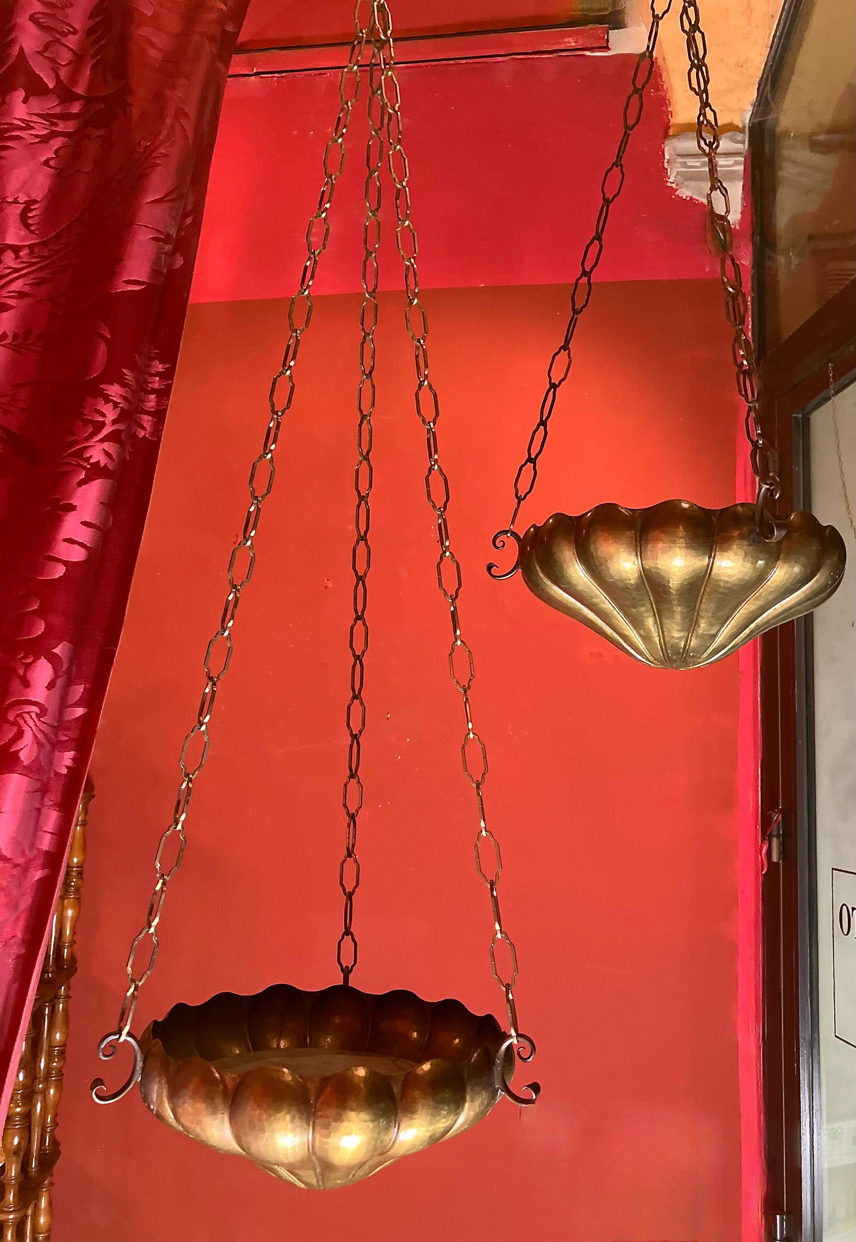 Coppia di lampade a sospensione o fioriere in stile Art Nouveau: Ottone martellato a mano in vendita 1