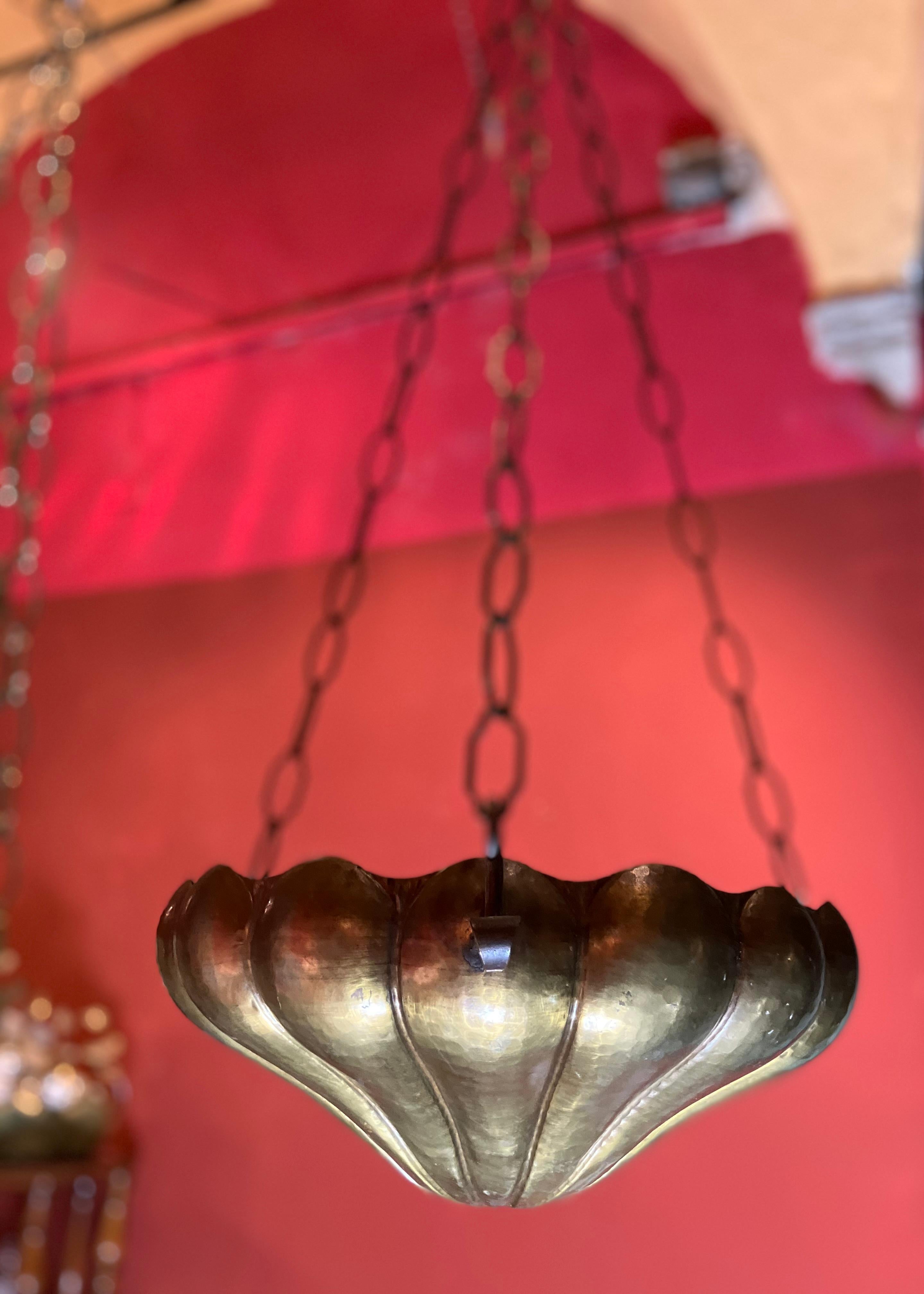 Coppia di lampade a sospensione o fioriere in stile Art Nouveau: Ottone martellato a mano in vendita 2