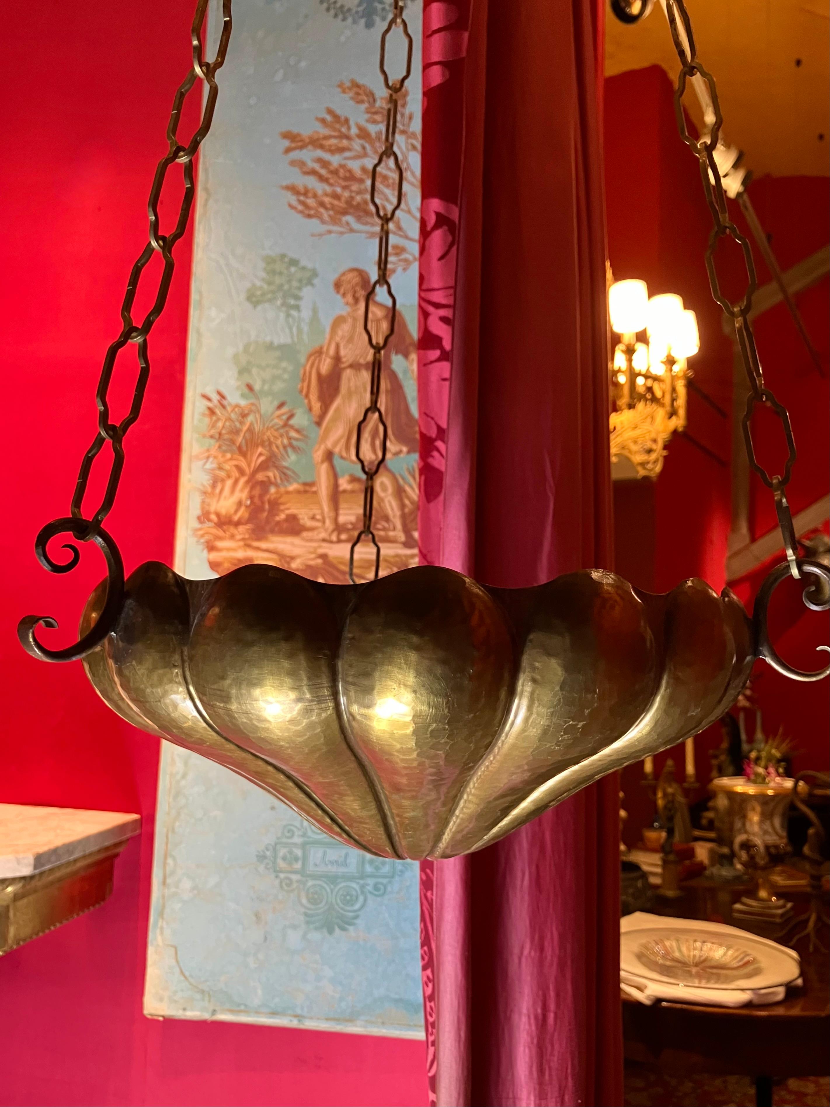 Coppia di lampade a sospensione o fioriere in stile Art Nouveau: Ottone martellato a mano in vendita 3