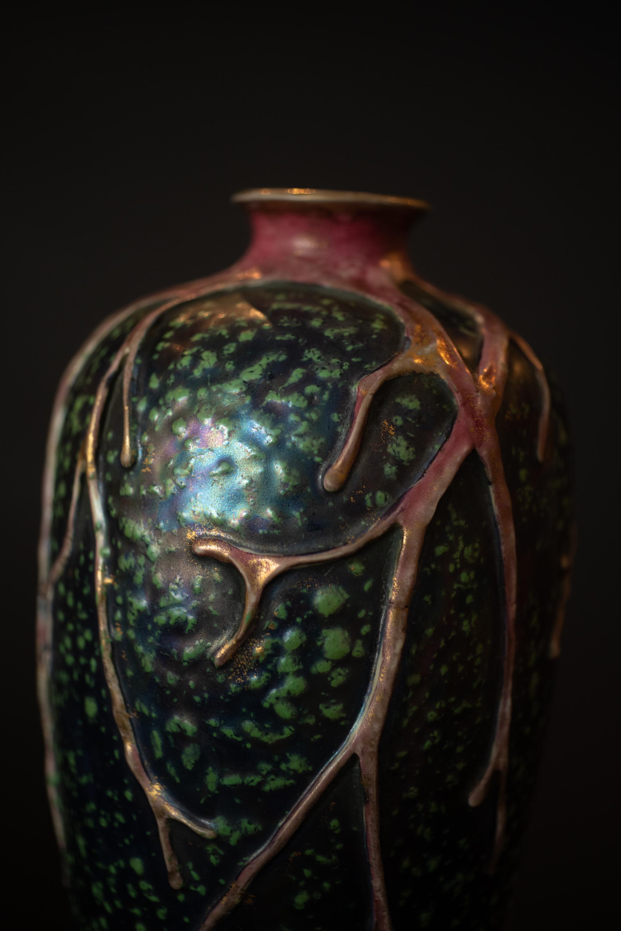 Doré Paire de vases Art Nouveau irisés à motif d'algues stylisées par RStK Amphora