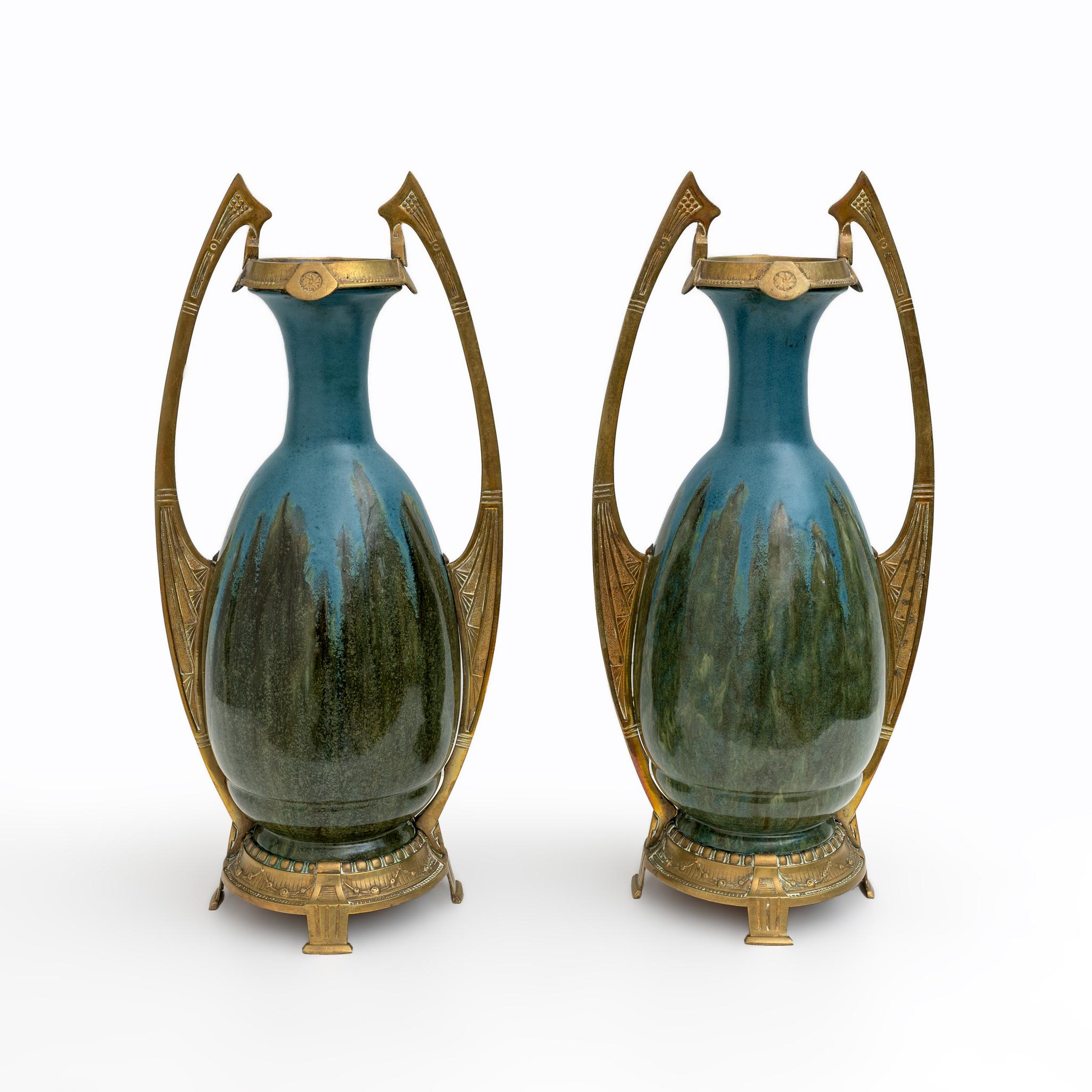 Coppia di splendidi vasi in ceramica nei toni del blu smeraldo e del verde scuro, produzione dei primi del '900, in stile Art Nouveau o Jugendstil a forma di ninfee con montatura in bronzo alla maniera di Otto Eckman