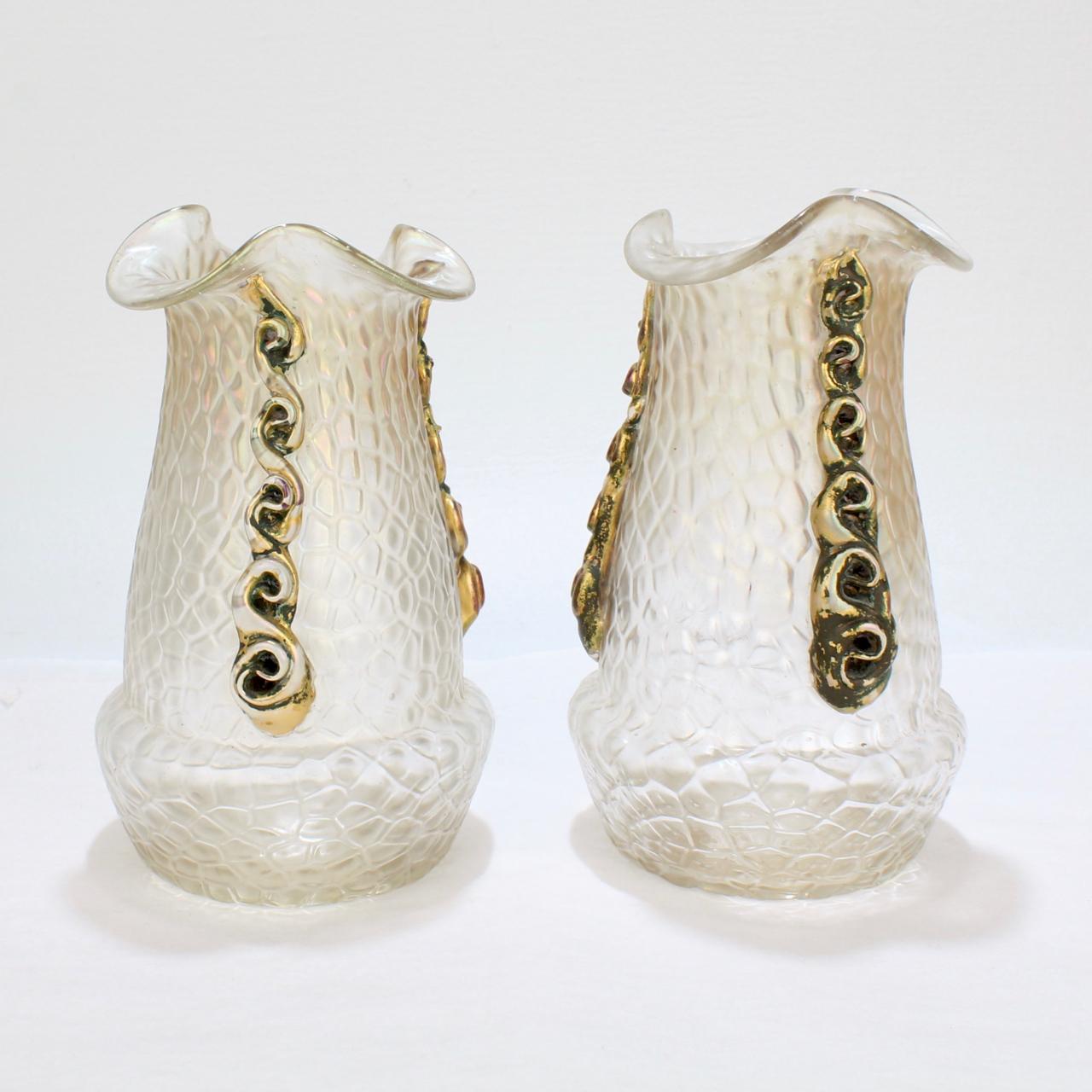 Una bella coppia di vasi in vetro artistico del tipo Loetz.

Attribuito alla Kralik Glassworks. 

Simile al modello Nautilus di Loetz.

Entrambi con bande di rigatura applicate ai lati. Il rigaree ha una finitura dorata e (ciò che sembra essere) una