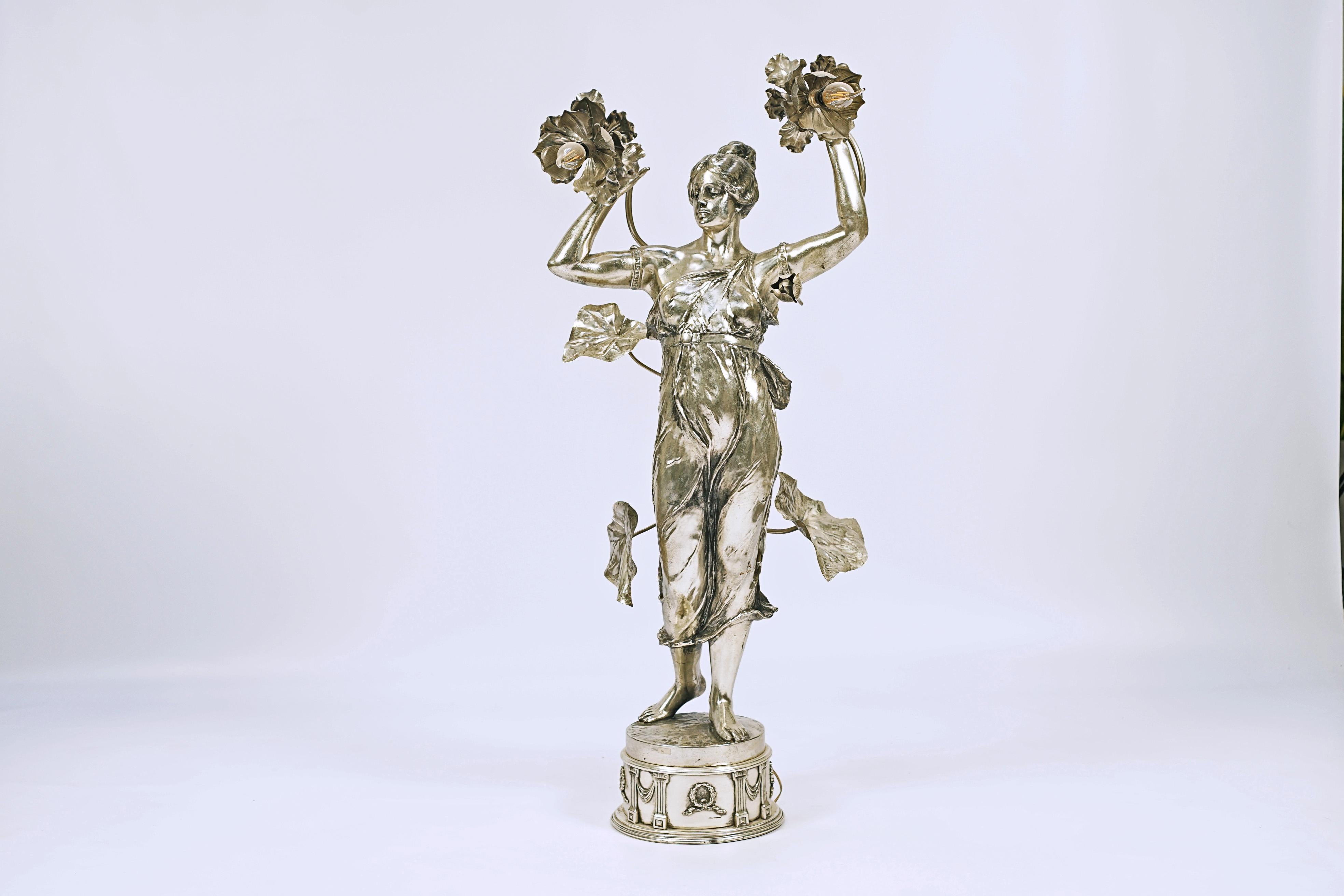 Paar versilberte Jugendstillampen. Die Ranken enden in 2 Blumen, die die Schirme der Lampe sind. Signiert Christofle.

Österreich, CIRCA 1910.