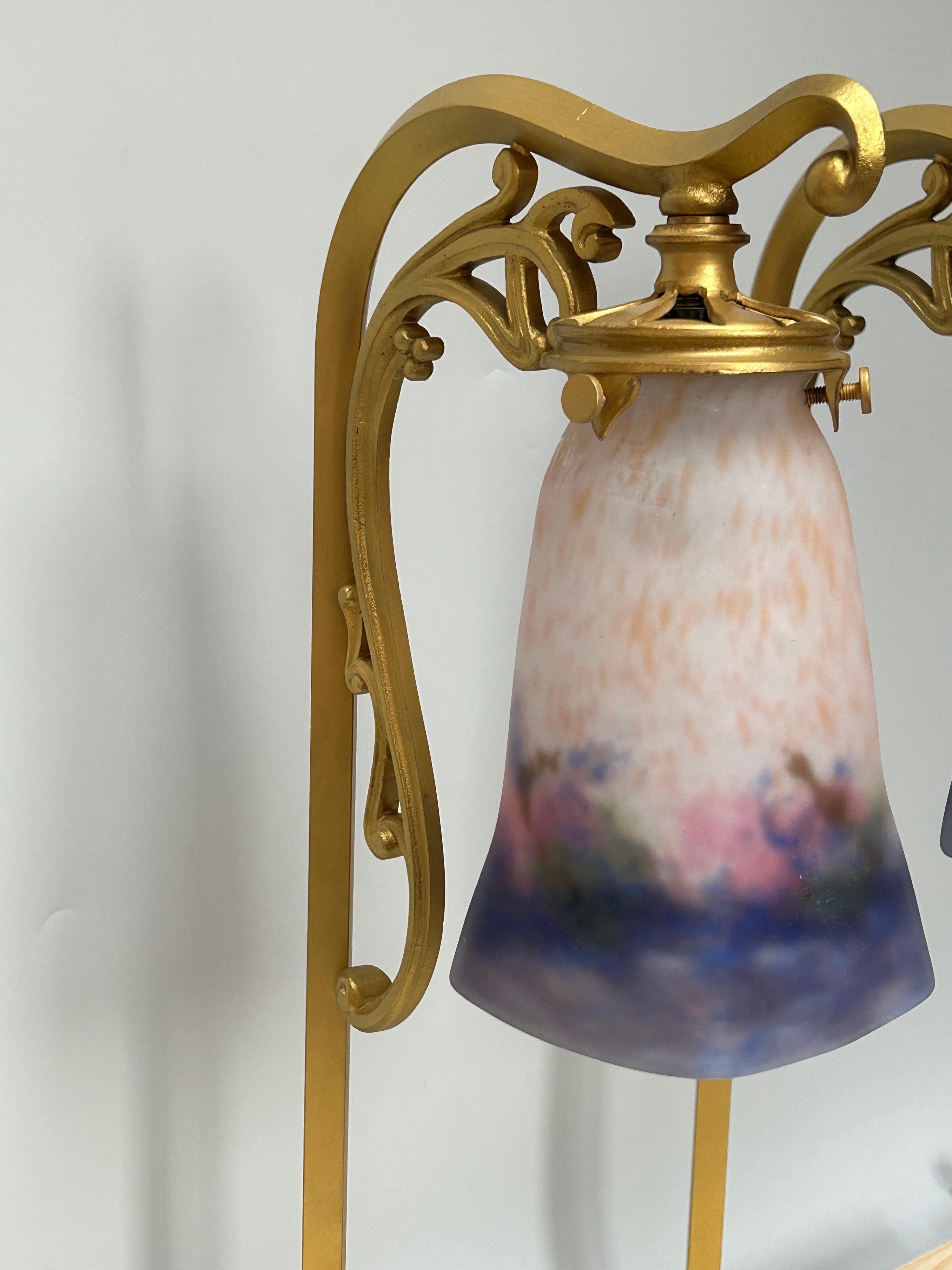 Lampenpaar um 1900 aus Bronze und vergoldetem Messing. Mehrfarbige Tulpen von Muller Frères.
Elektrifiziert in perfektem Zustand.
Diese Lampen stammen aus einer Pariser Brasserie vom Anfang des 20. Jahrhunderts.
