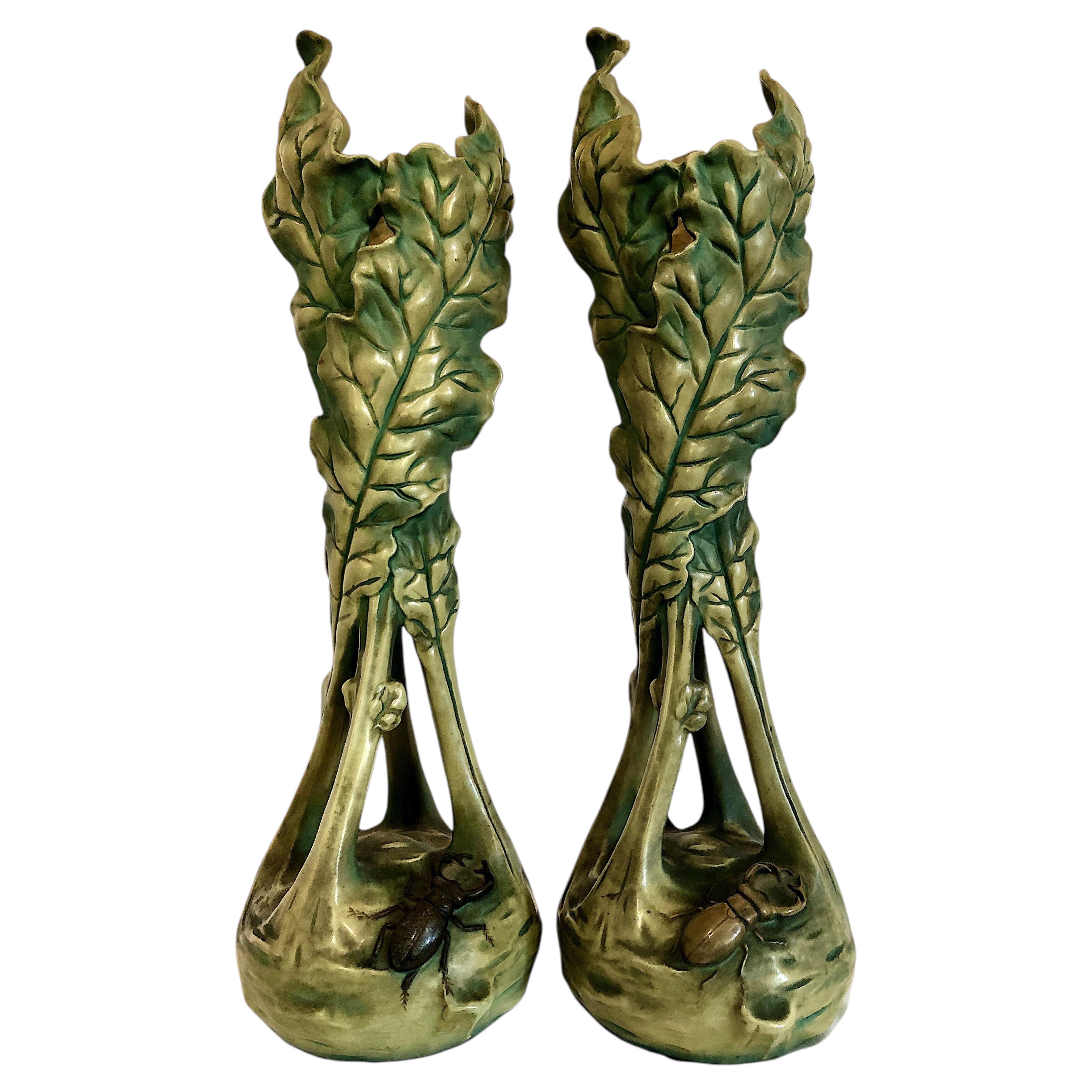 Coppia di vasi Art Nouveau a forma di “scarabeo” con motivi vegetali di Bernhard Bloch in vendita