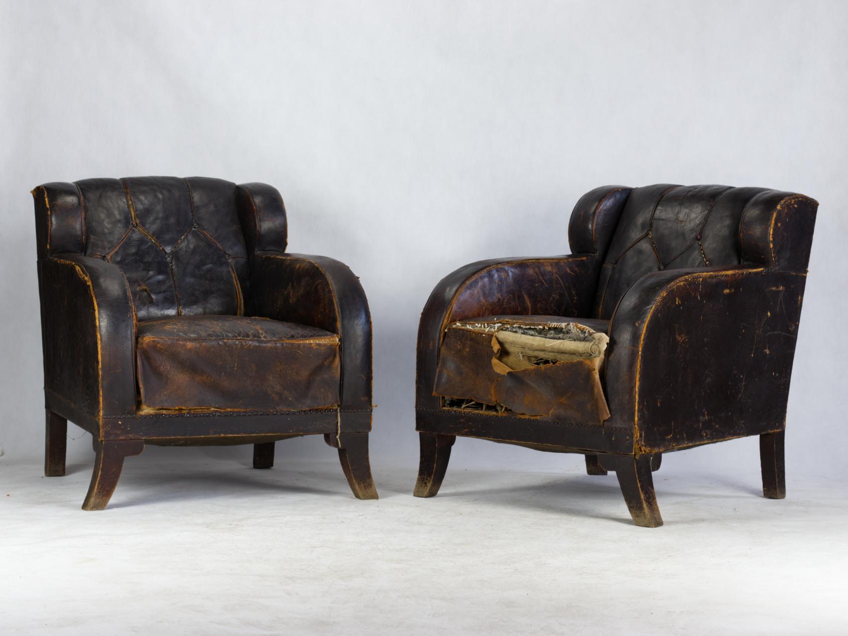 Une paire de rares fauteuils club en cuir Art Nouveau fabriqués au début du vingtième siècle, probablement en Autriche. Les chaises sont dans leur état d'origine et devront être restaurées.
 