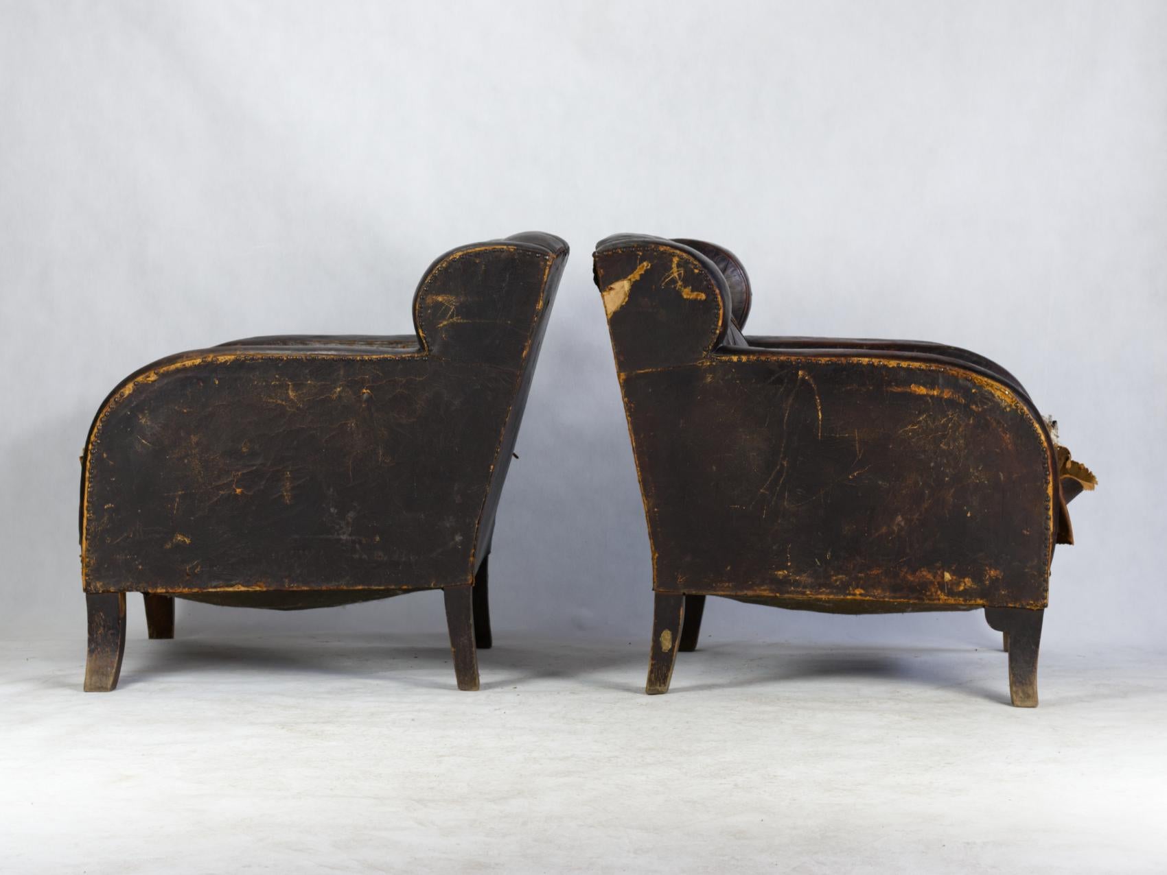 Paire de fauteuils club en cuir Art Nouveau, vers 1920 Abîmé - En vente à Lucenec, SK