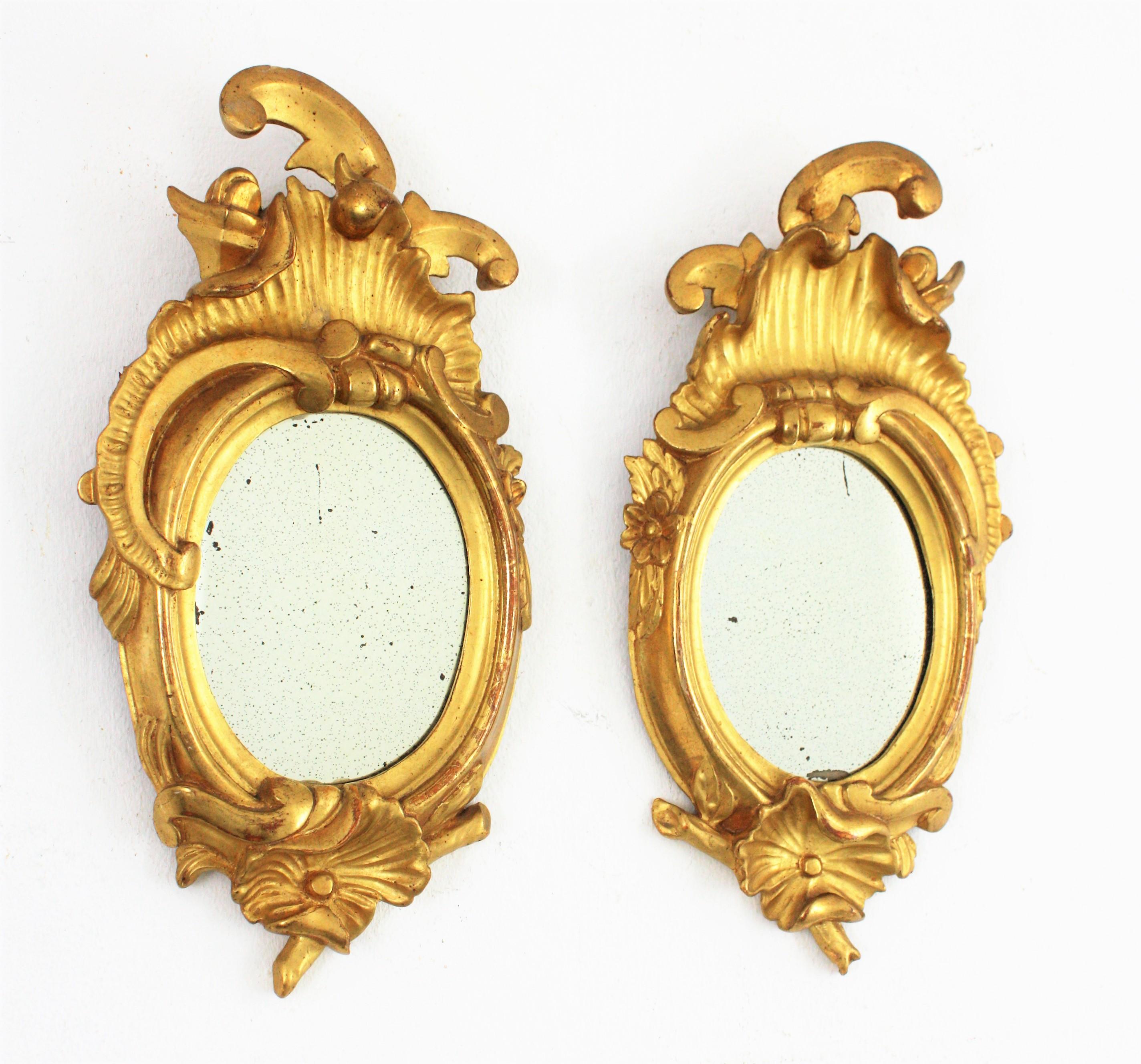 Sculpté à la main Paire de miroirs miniatures Art Nouveau en bois doré à la feuille d'or en vente