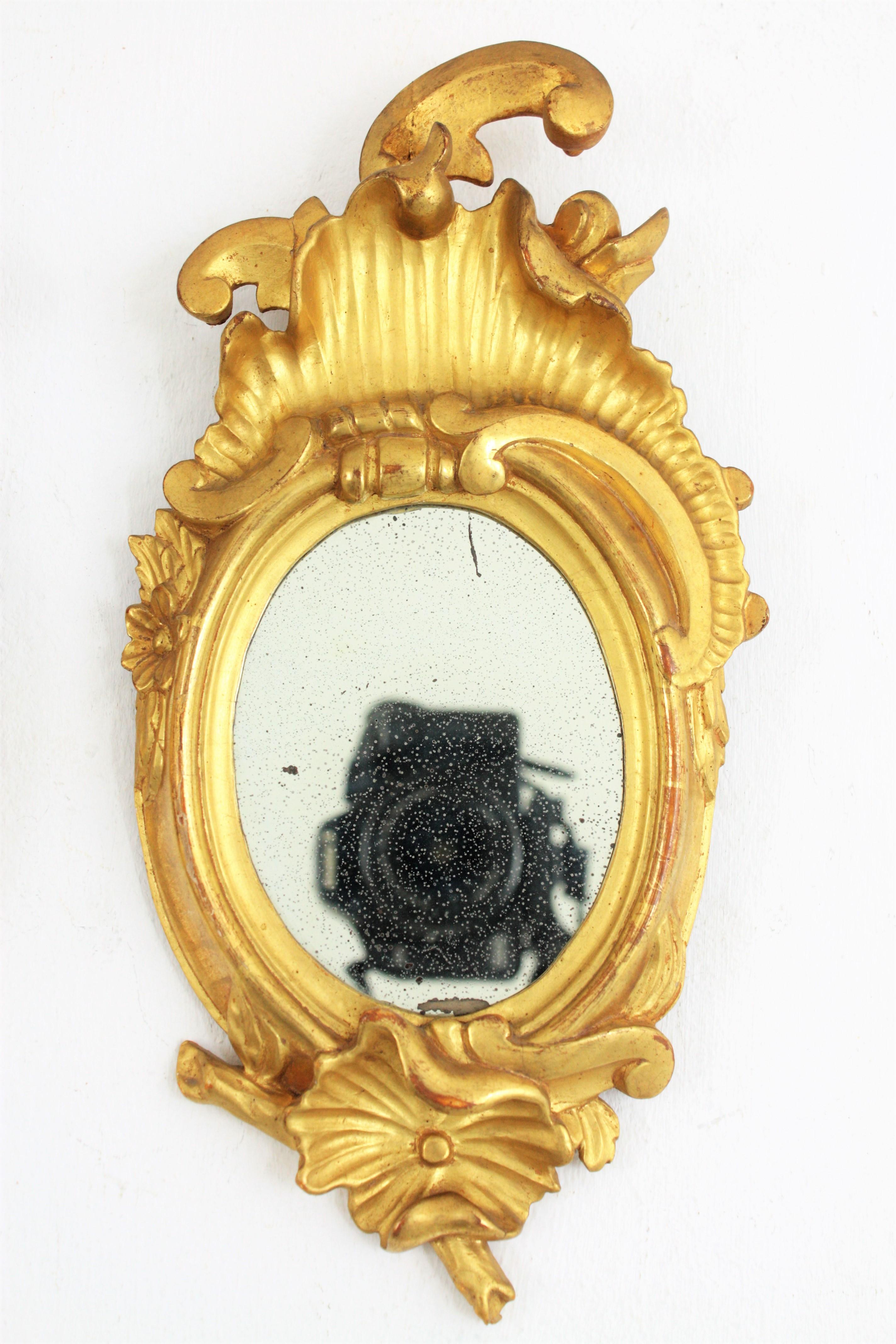 Bois Paire de miroirs miniatures Art Nouveau en bois doré à la feuille d'or en vente