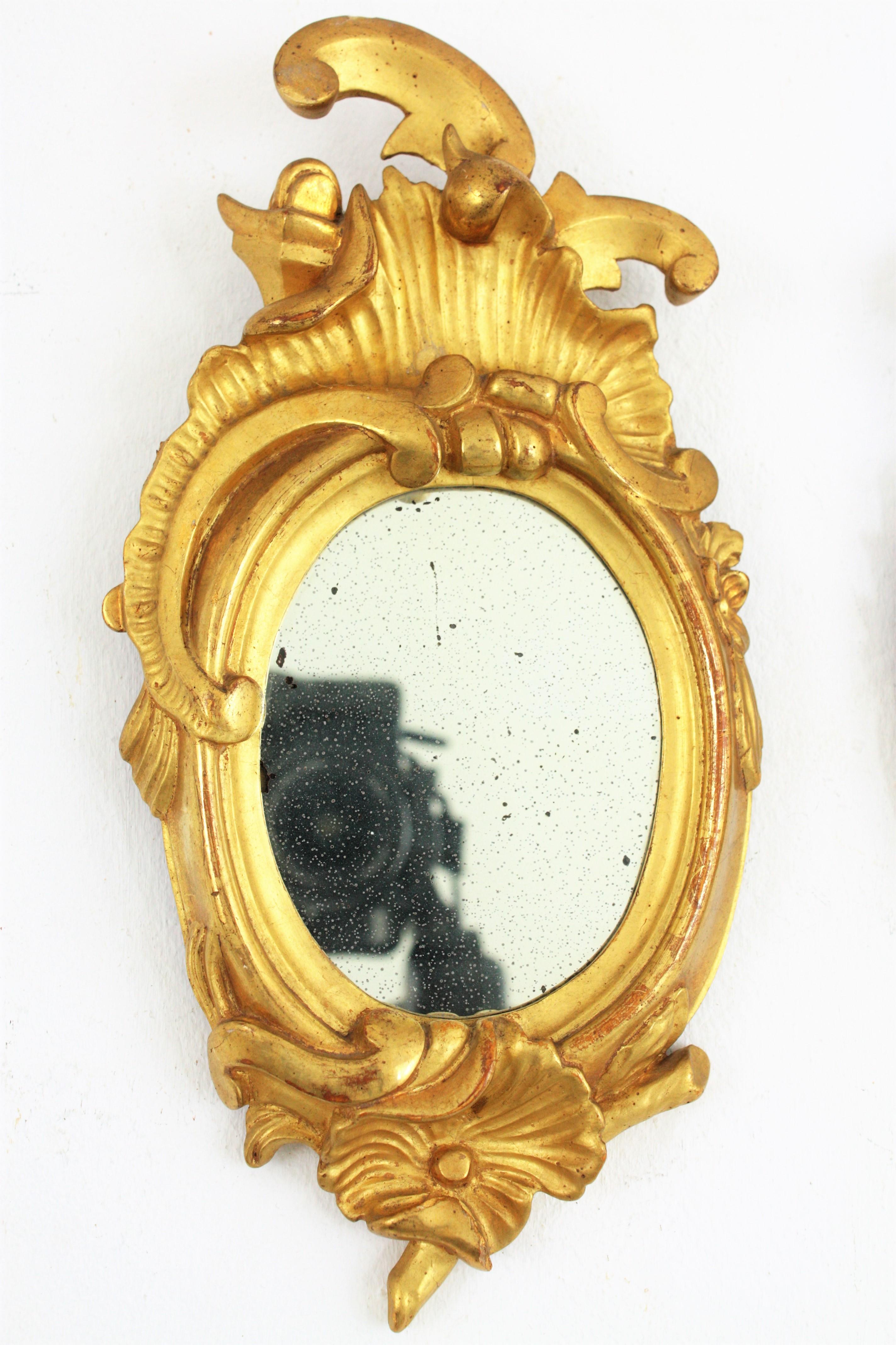 Paire de miroirs miniatures Art Nouveau en bois doré à la feuille d'or en vente 1