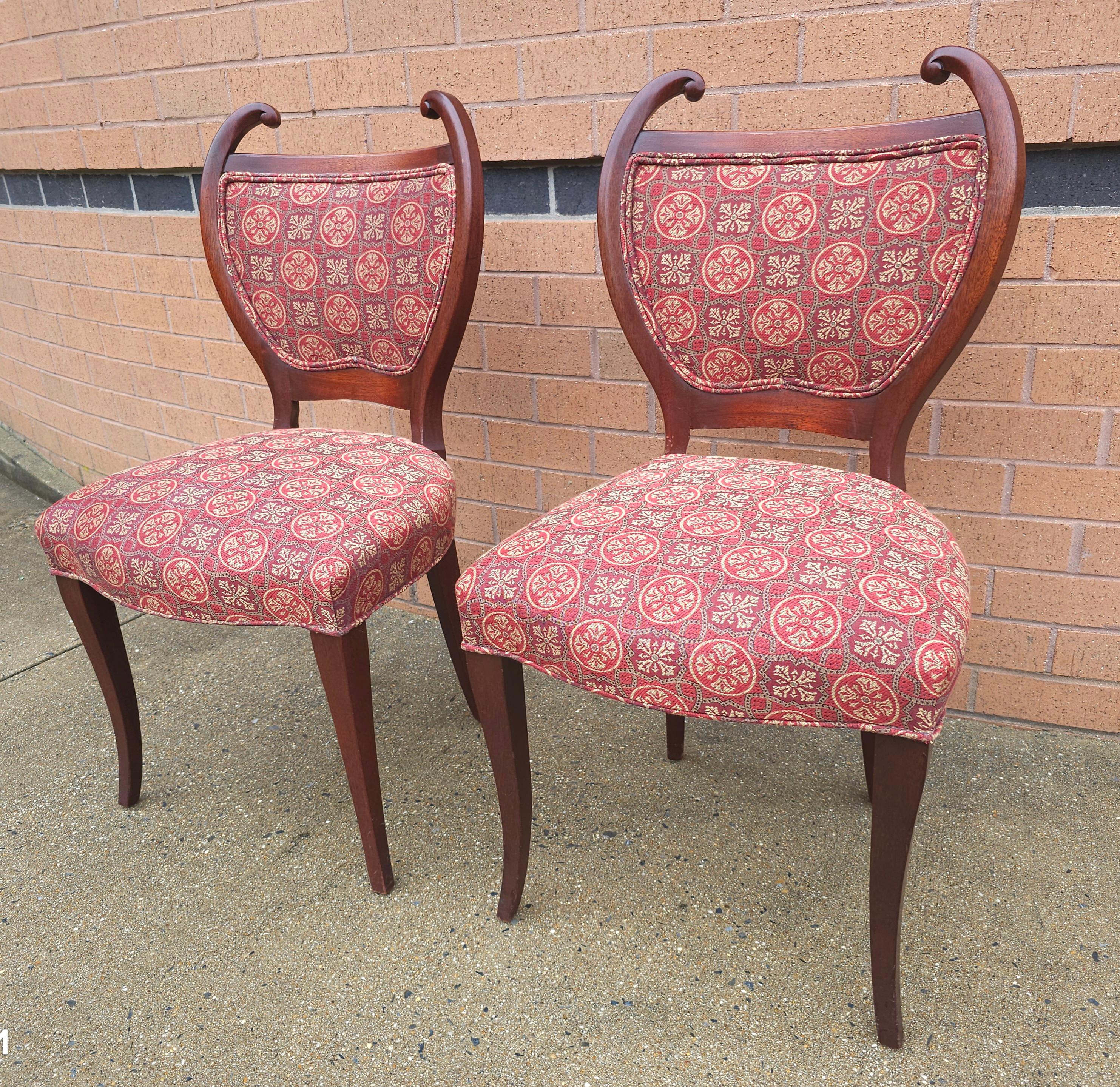 Art nouveau Paire de chaises d'appoint Art Nouveau en acajou et tapissées de tapisserie en vente