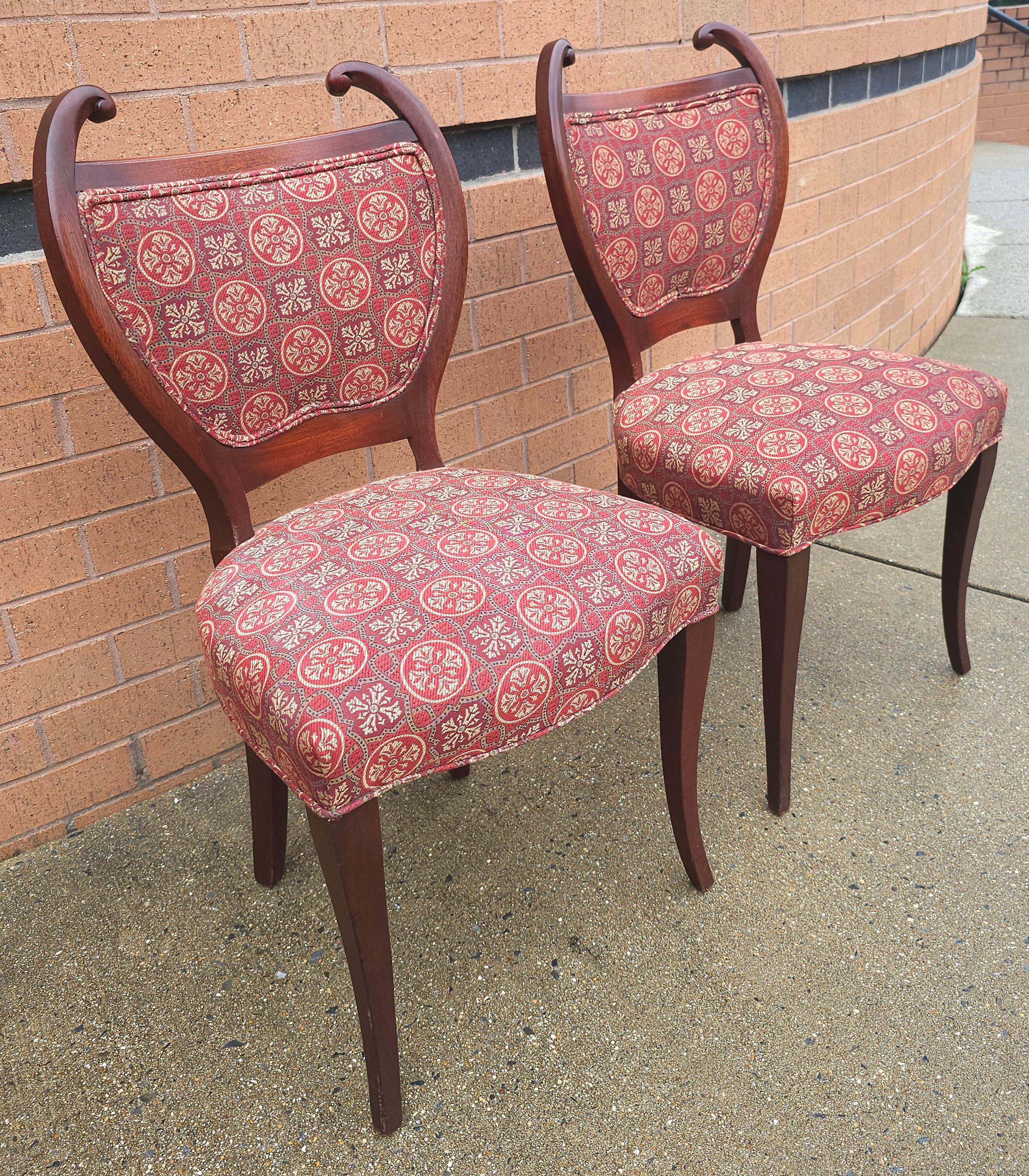 Américain Paire de chaises d'appoint Art Nouveau en acajou et tapissées de tapisserie en vente