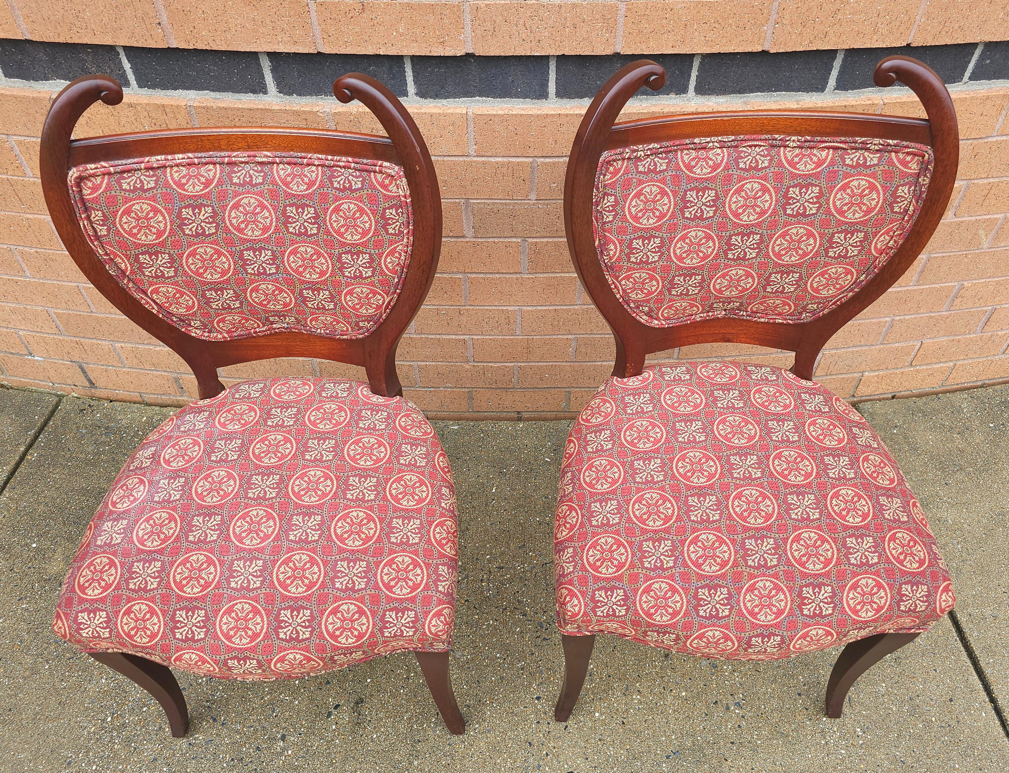 Autre Paire de chaises d'appoint Art Nouveau en acajou et tapissées de tapisserie en vente
