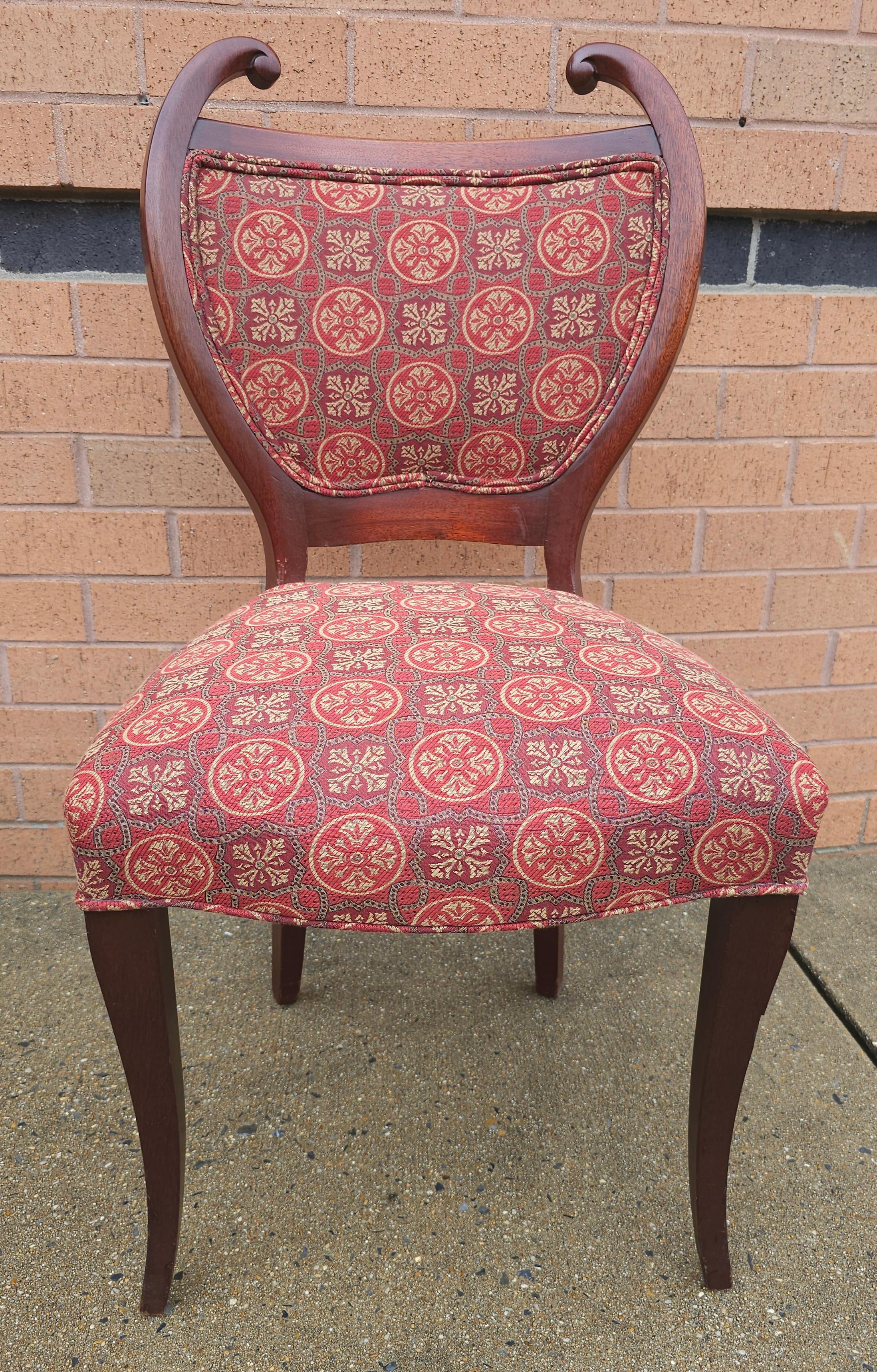 Paire de chaises d'appoint Art Nouveau en acajou et tapissées de tapisserie Bon état - En vente à Germantown, MD