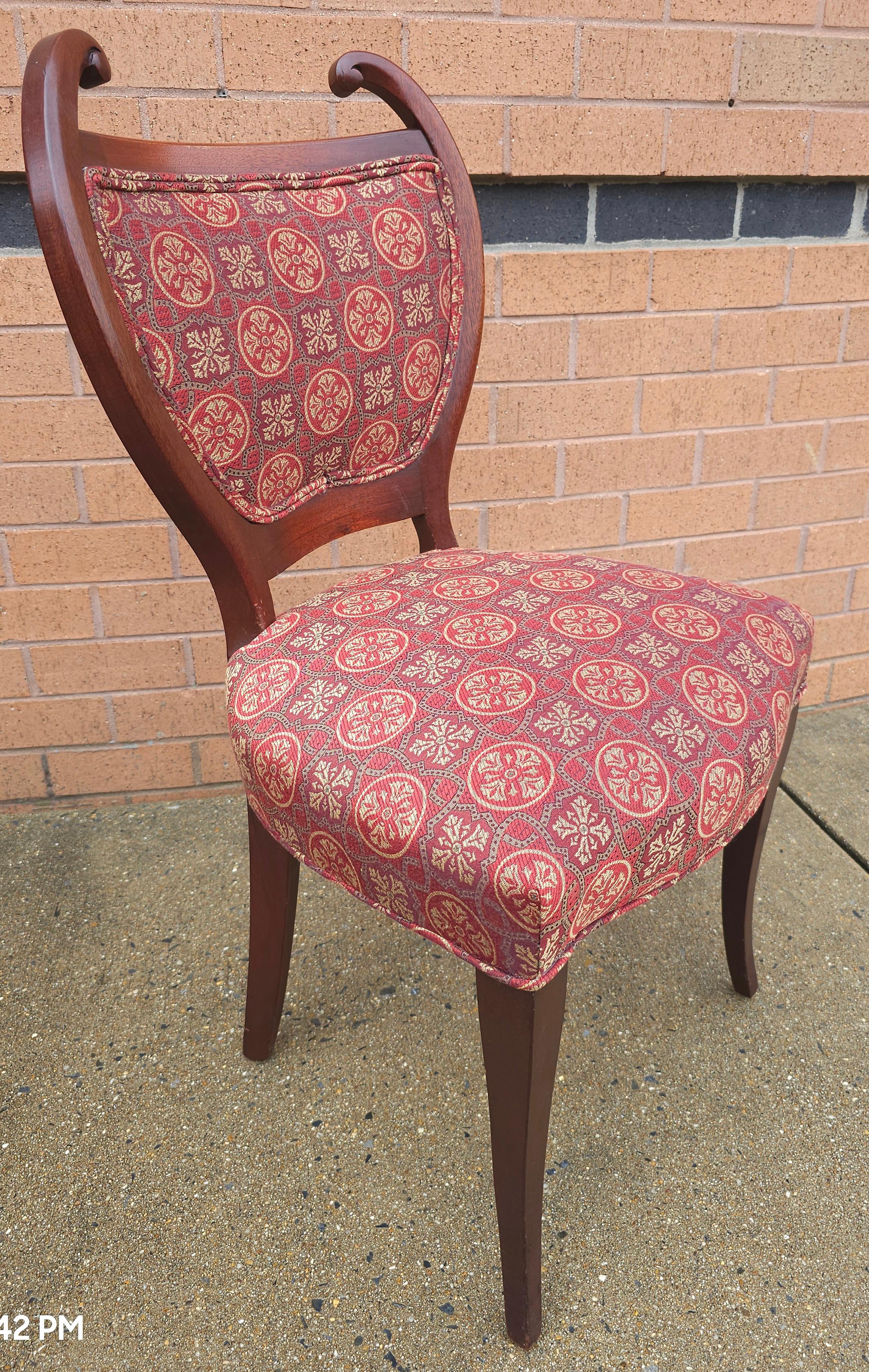 20ième siècle Paire de chaises d'appoint Art Nouveau en acajou et tapissées de tapisserie en vente