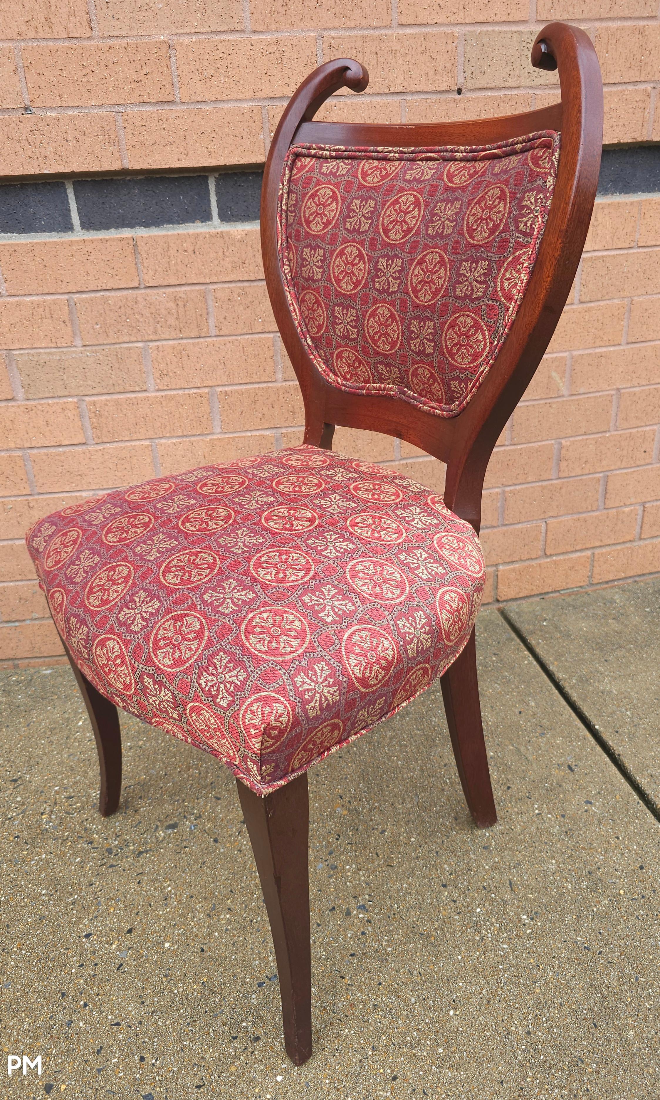 Textile Paire de chaises d'appoint Art Nouveau en acajou et tapissées de tapisserie en vente