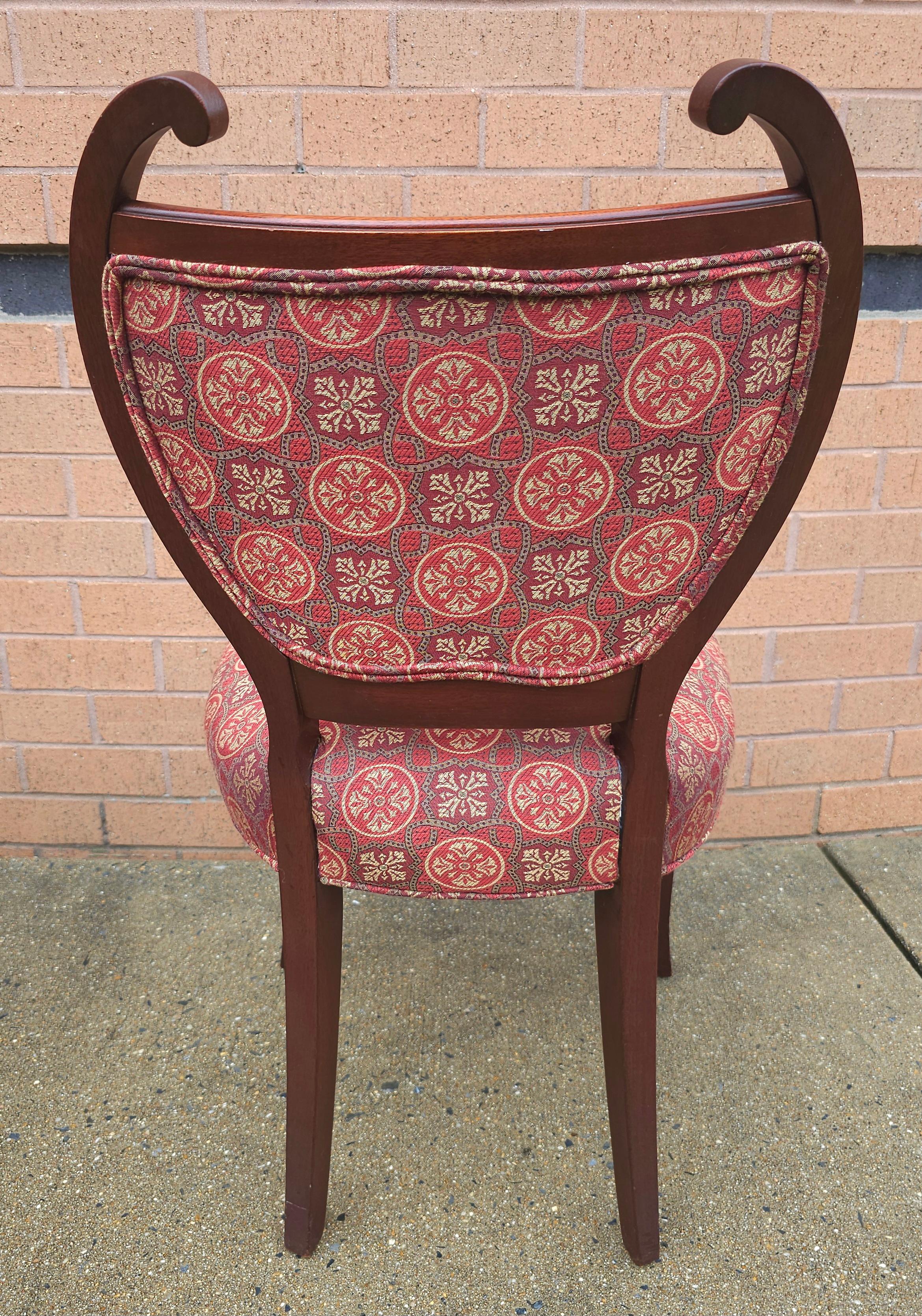 Paire de chaises d'appoint Art Nouveau en acajou et tapissées de tapisserie en vente 1