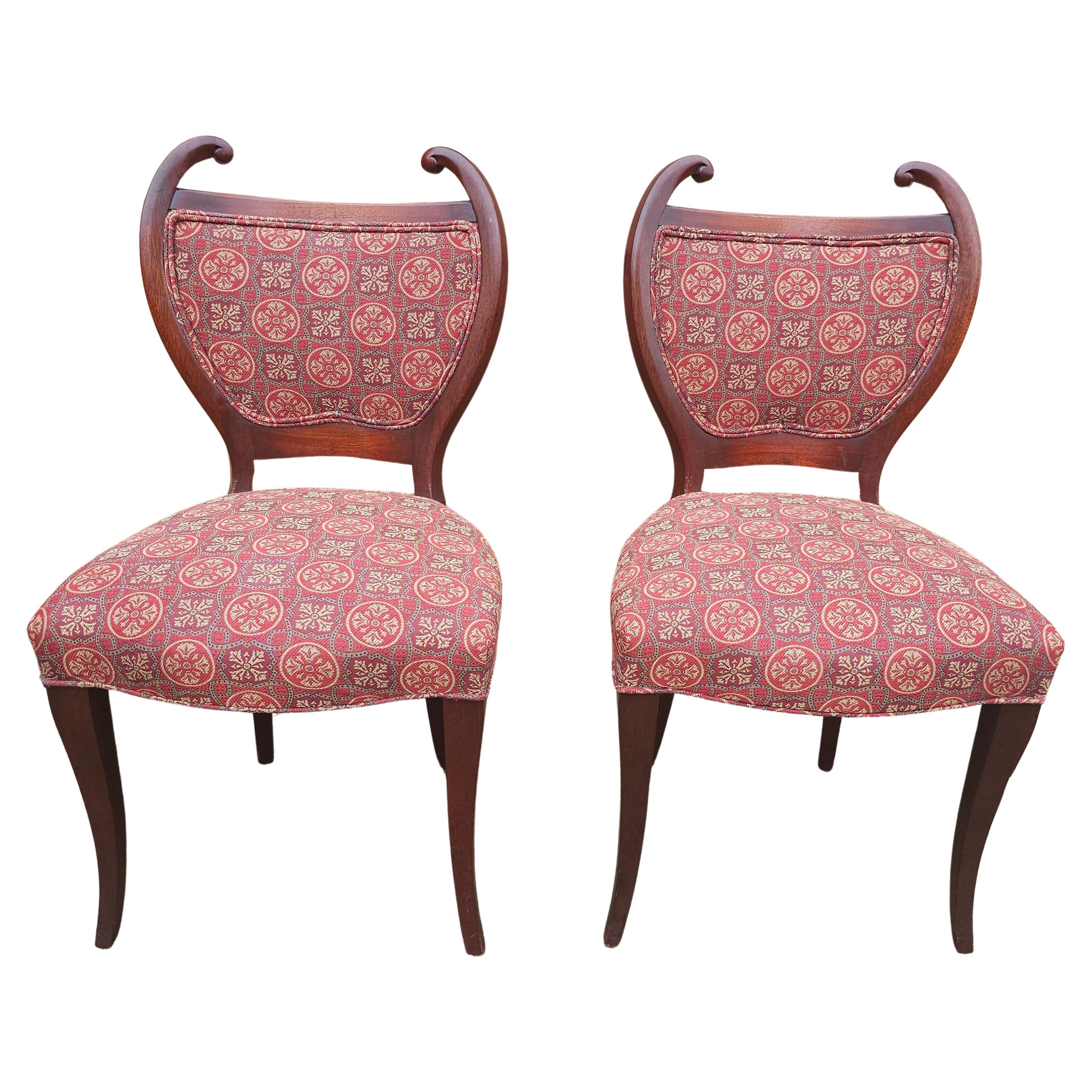 Paire de chaises d'appoint Art of Vintage en acajou et tapisserie en très bon état.