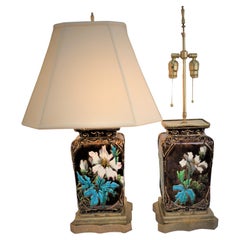 Paire de lampes Art Nouveau en céramique majolique