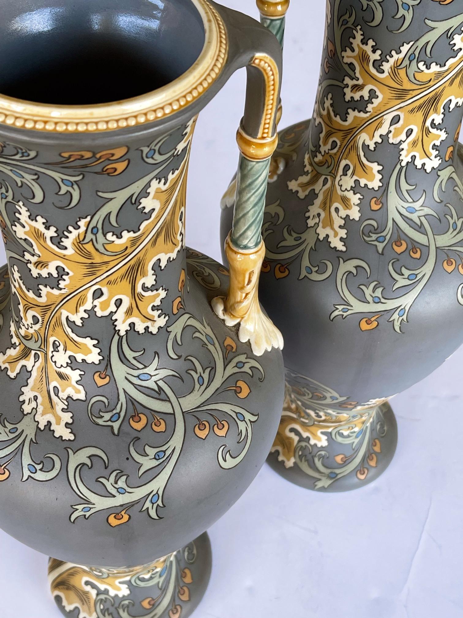 Allemand Paire de vases Art nouveau Mettlach avec marques incisées sur la face inférieure en vente