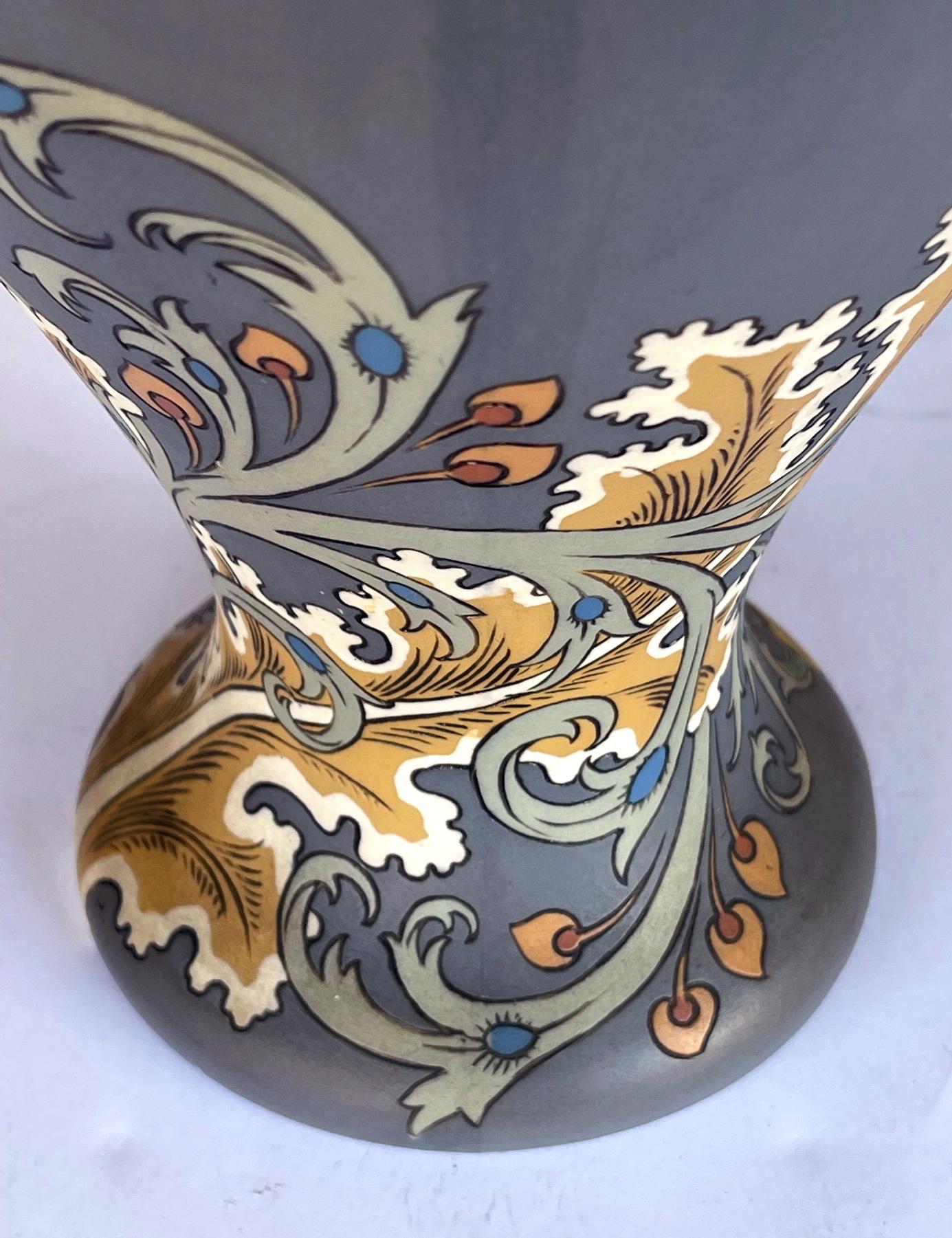 Paire de vases Art nouveau Mettlach avec marques incisées sur la face inférieure Bon état - En vente à San Francisco, CA