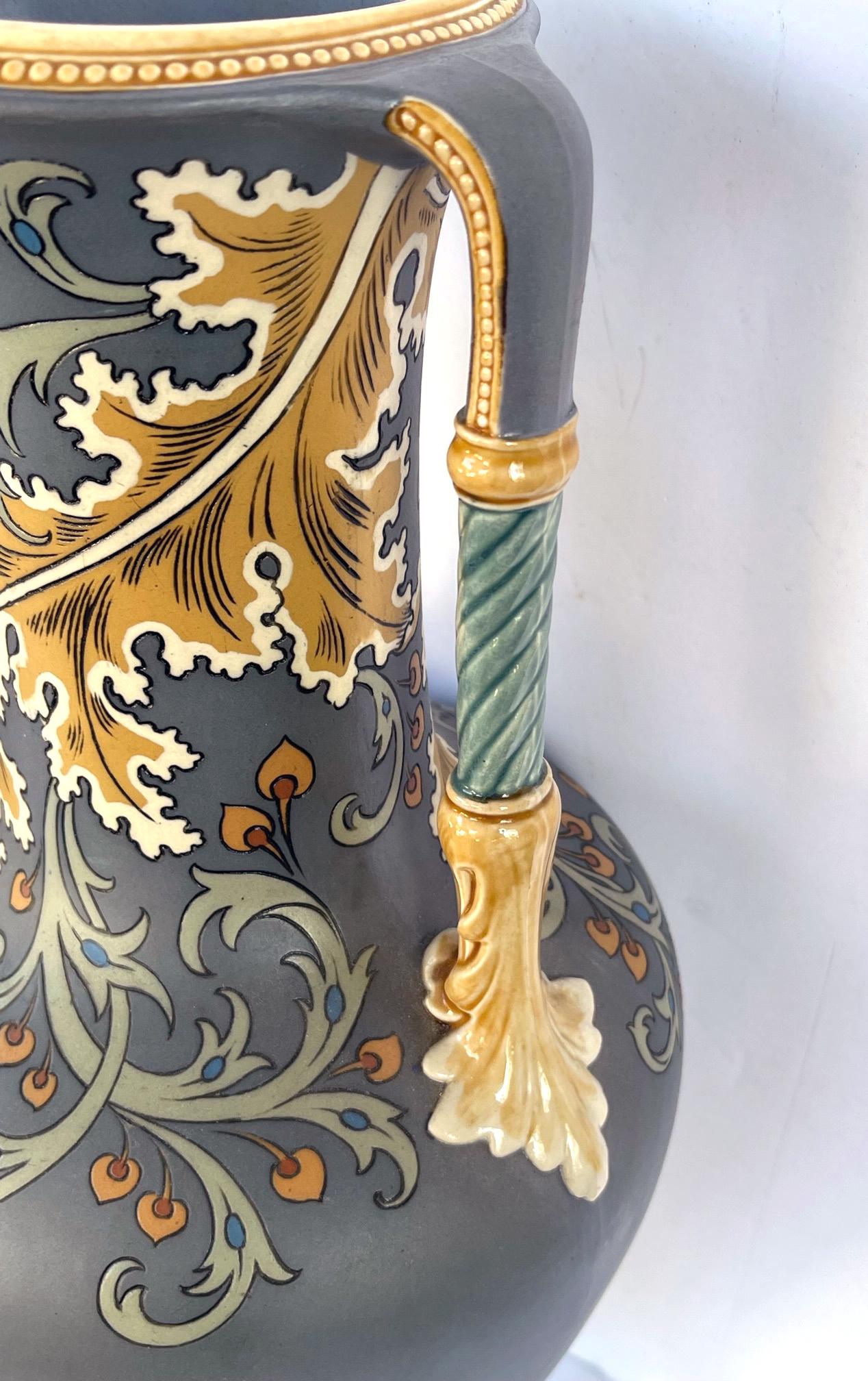 Paire de vases Art nouveau Mettlach avec marques incisées sur la face inférieure en vente 1