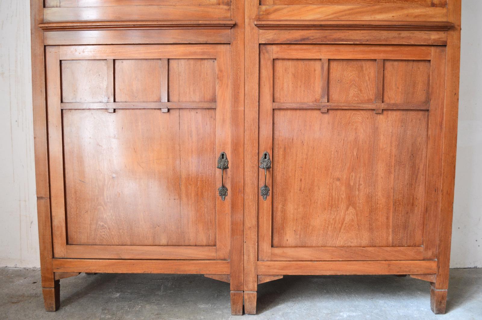 Pair of Art Nouveau Modular Bookcases, Cherry Wood and Stained Glass, 1910s In Good Condition In L'Etang, FR