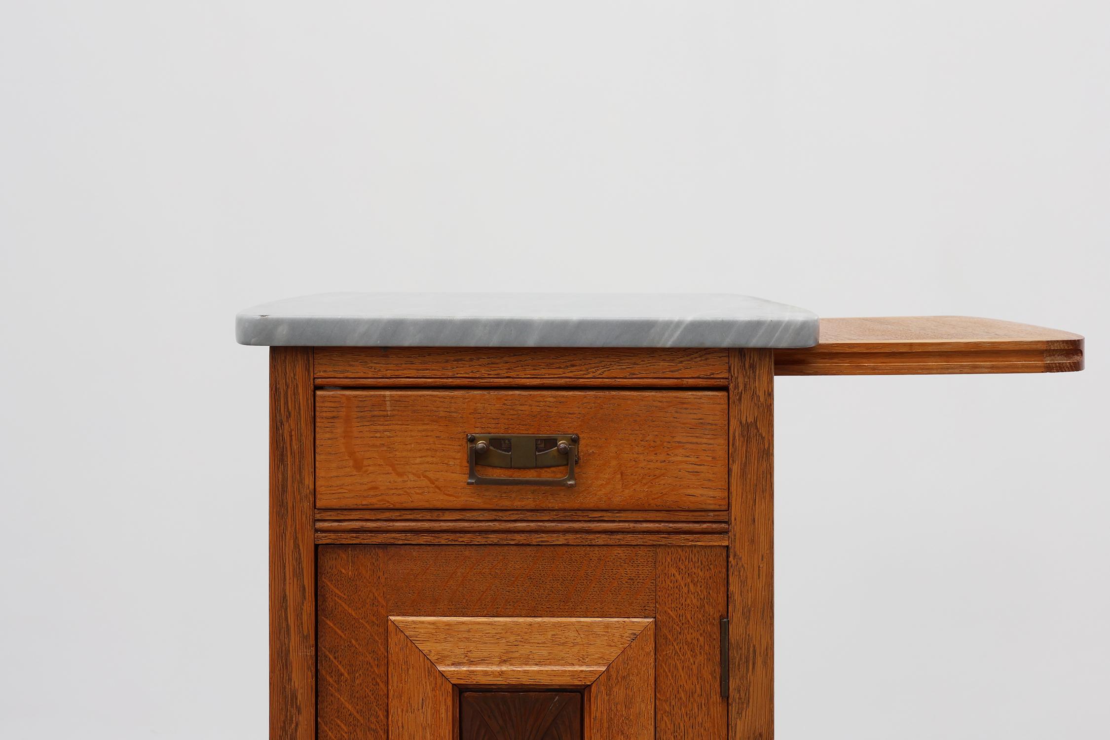 Pair of Art Nouveau nightstands attr. to De Coene with artwork by Geo Verbanck In Good Condition For Sale In Meulebeke, BE