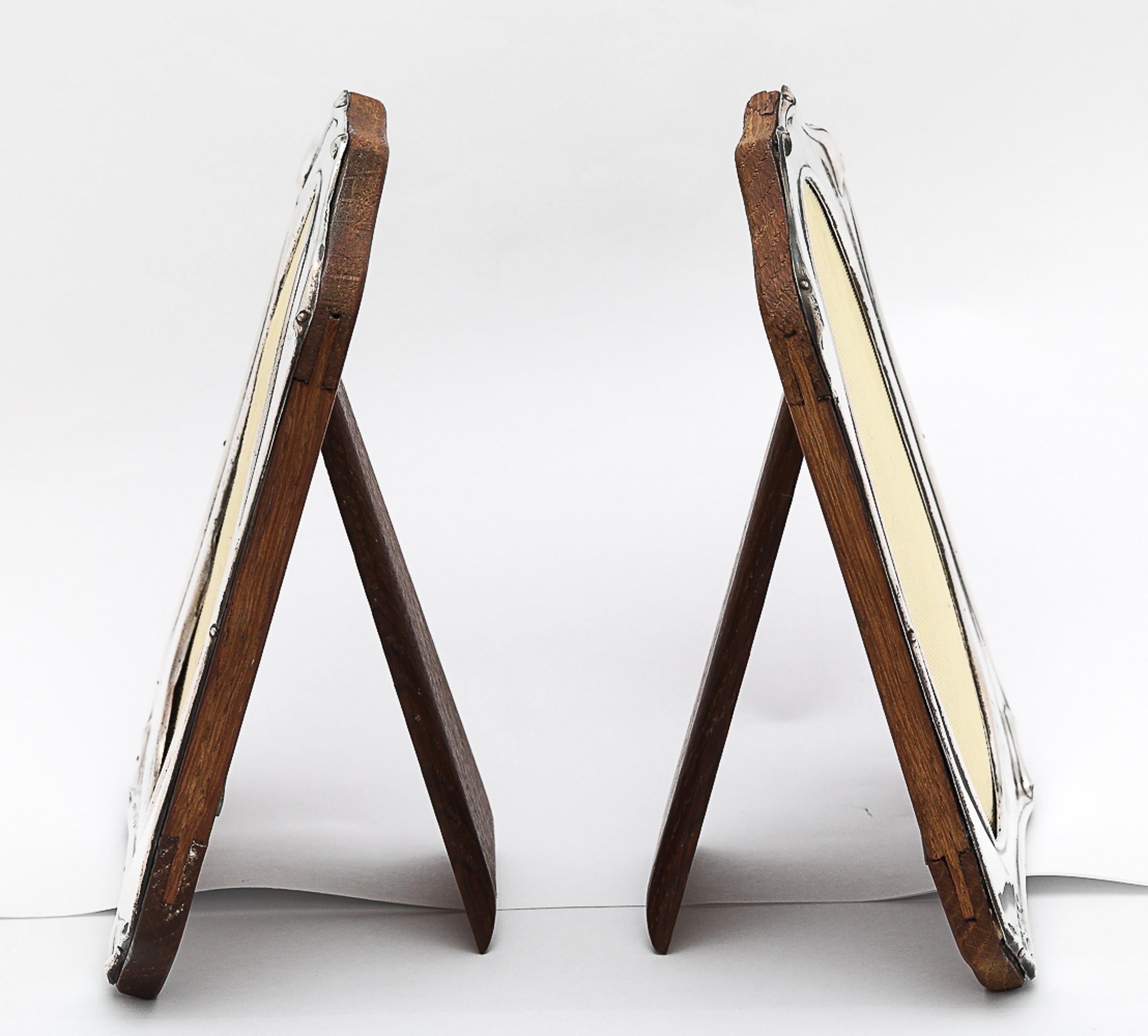 Coppia di cornici in argento massiccio con fondo in legno del periodo Art Nouveau in vendita 4