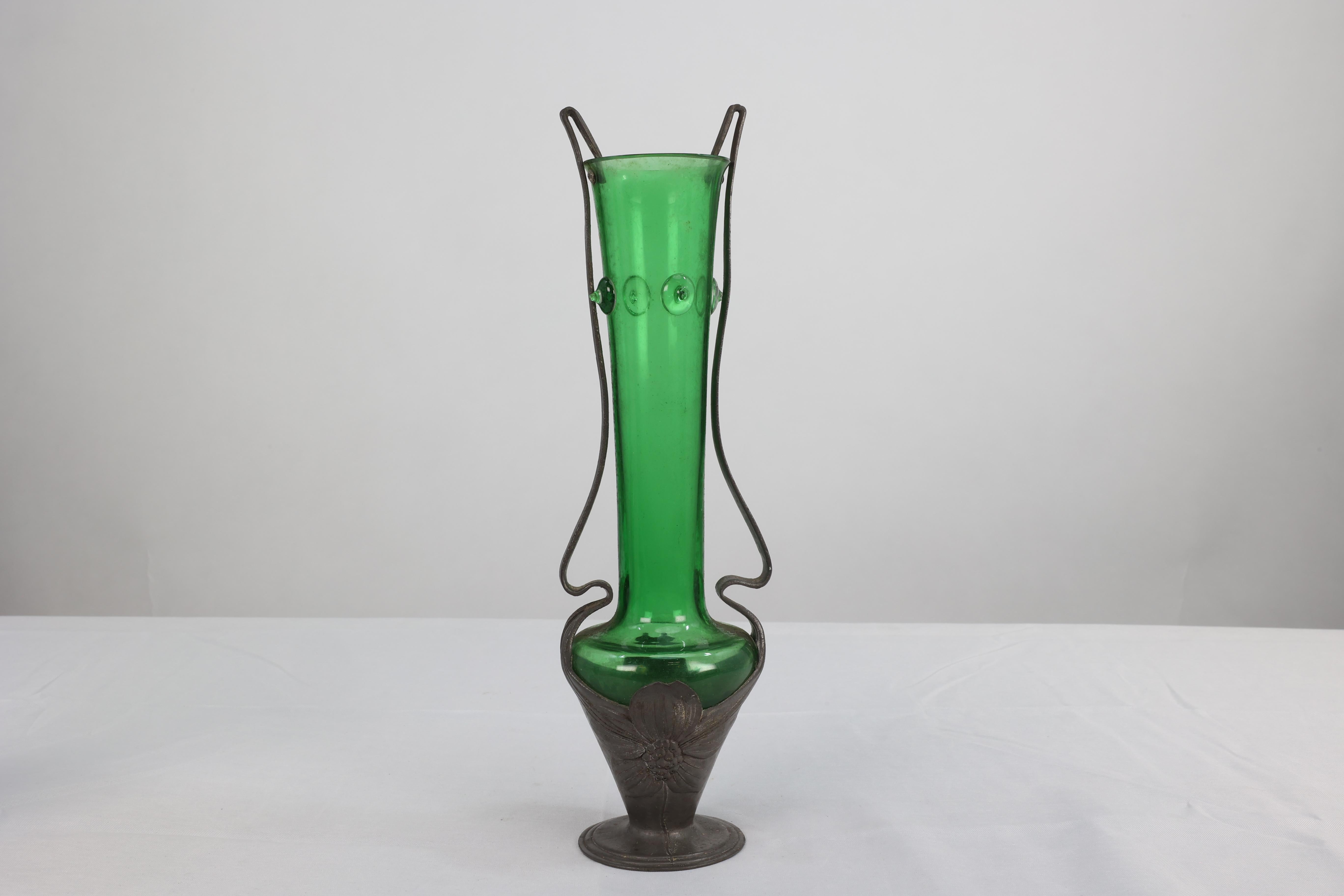 Osiris Pewter. A Pair of Art Nouveau Pewter and Green Glass Twin-Handled Vases In Good Condition For Sale In London, GB
