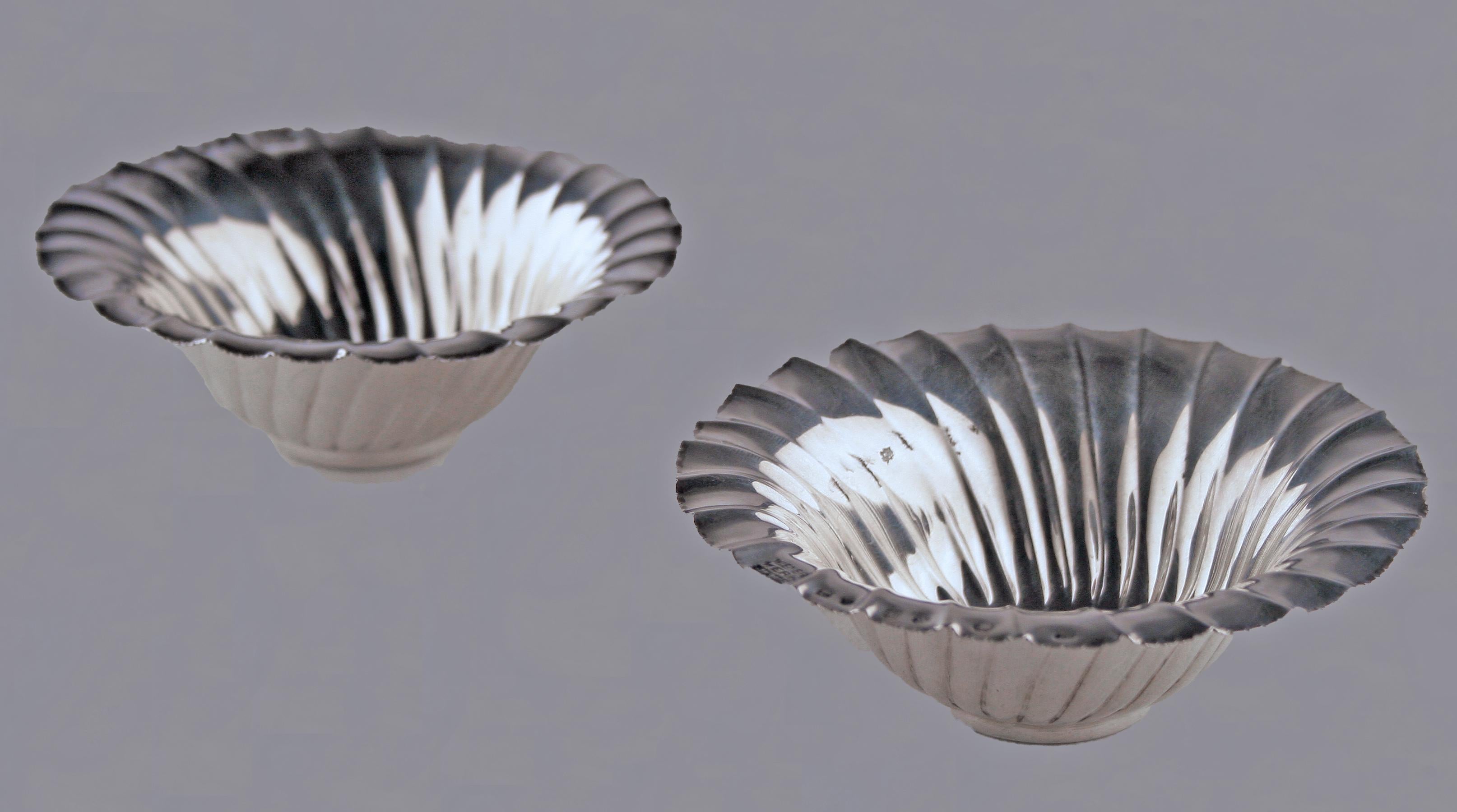 Austrian Pair of Art Nouveau Polished Silver Bowls by J. Hoffmann for Wiener Werkstätte For Sale