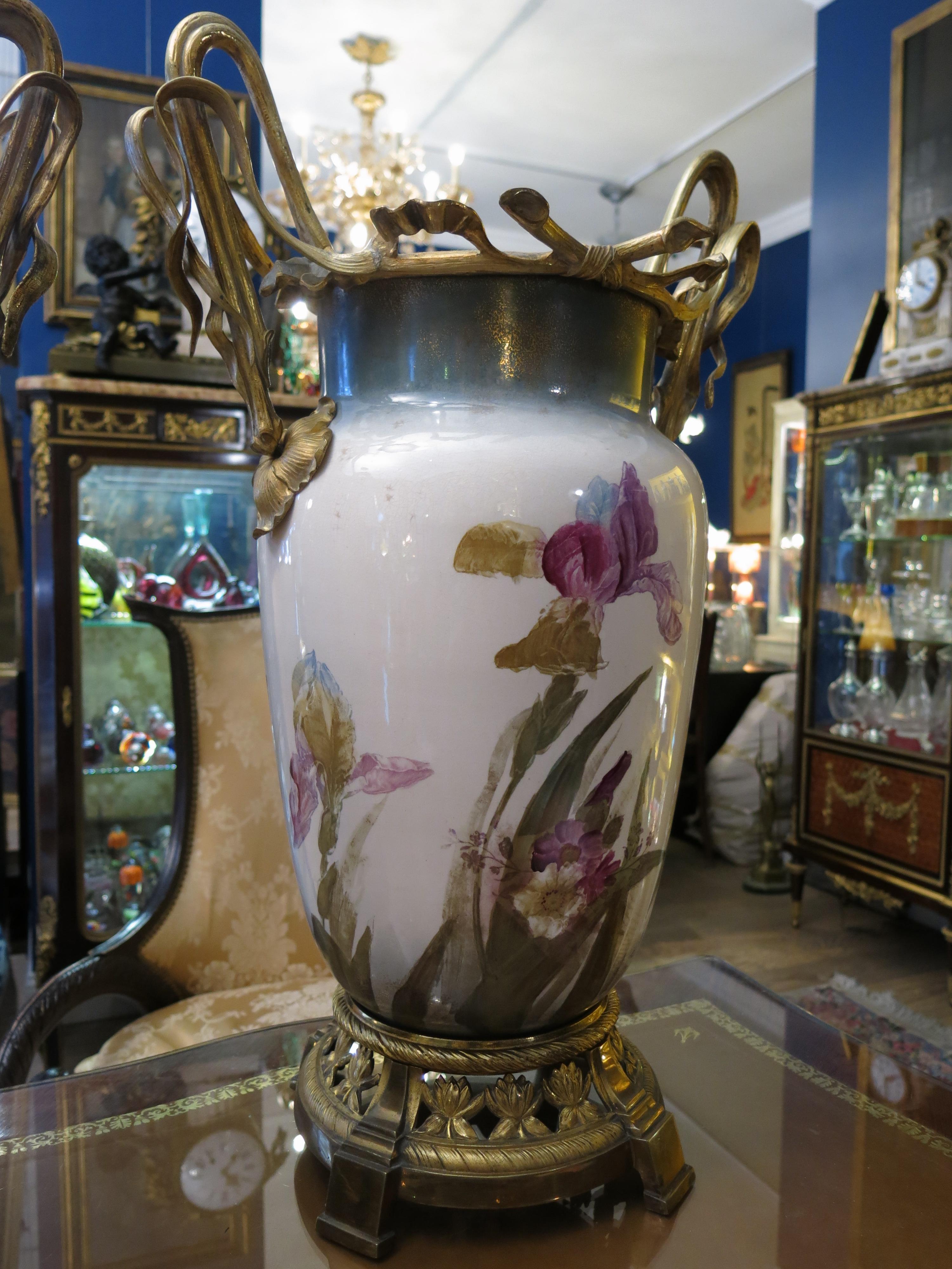 Ein fesselndes Paar antiker Jugendstil-Porzellanamphoren, ein wahres Zeugnis der Eleganz und des Charmes des frühen 20. Jahrhunderts. Jede Amphora ist in außergewöhnlicher Porzellanqualität gefertigt und weist exquisite, handgemalte Blumenmotive