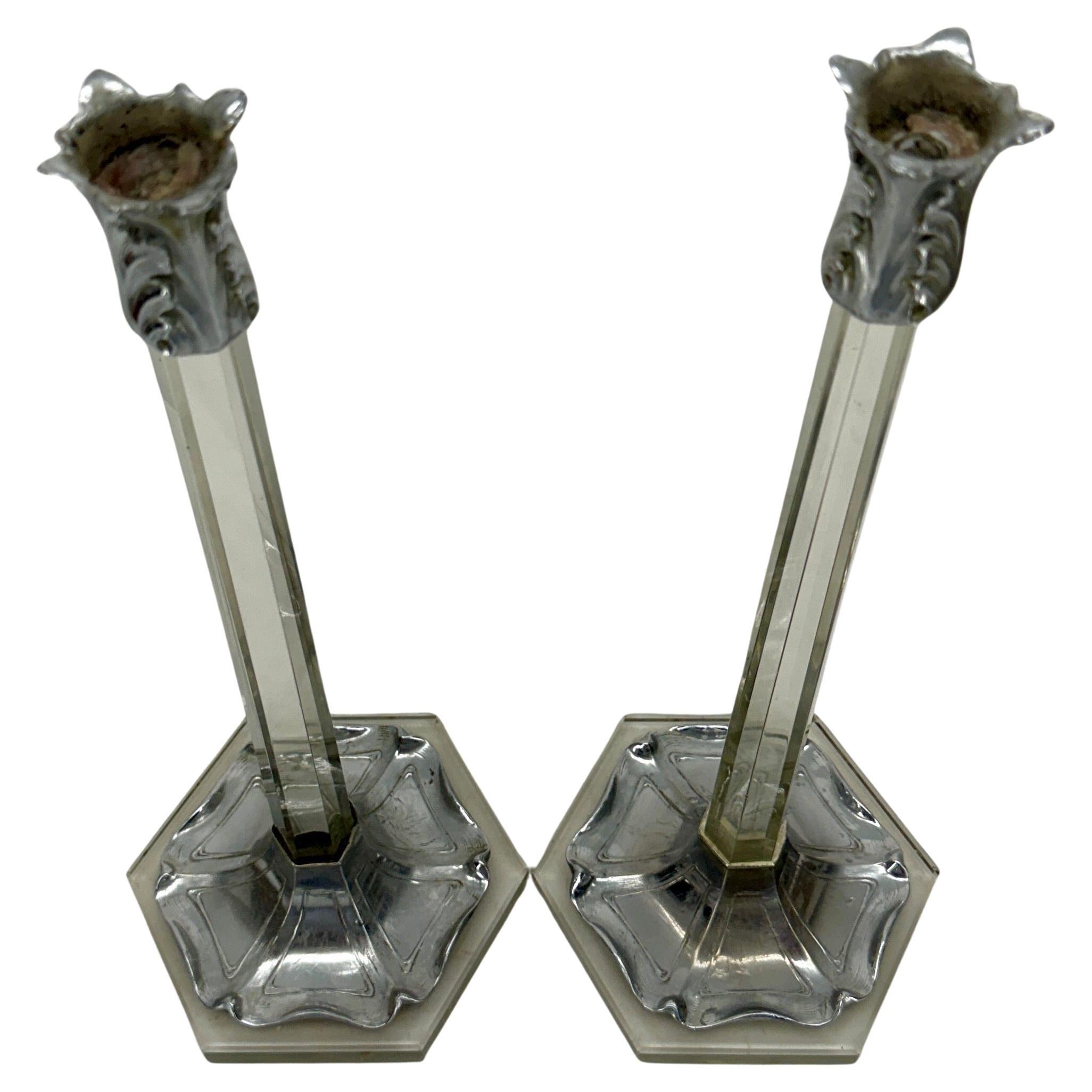 Fantastica coppia di candelabri in vetro e argento Tiffany ricostruiti in stile transitorio. Questo set è stato montato su steli affusolati e sfaccettati. Una coppia elegante che può essere utilizzata sia come tavolo da pranzo che come tavolino da