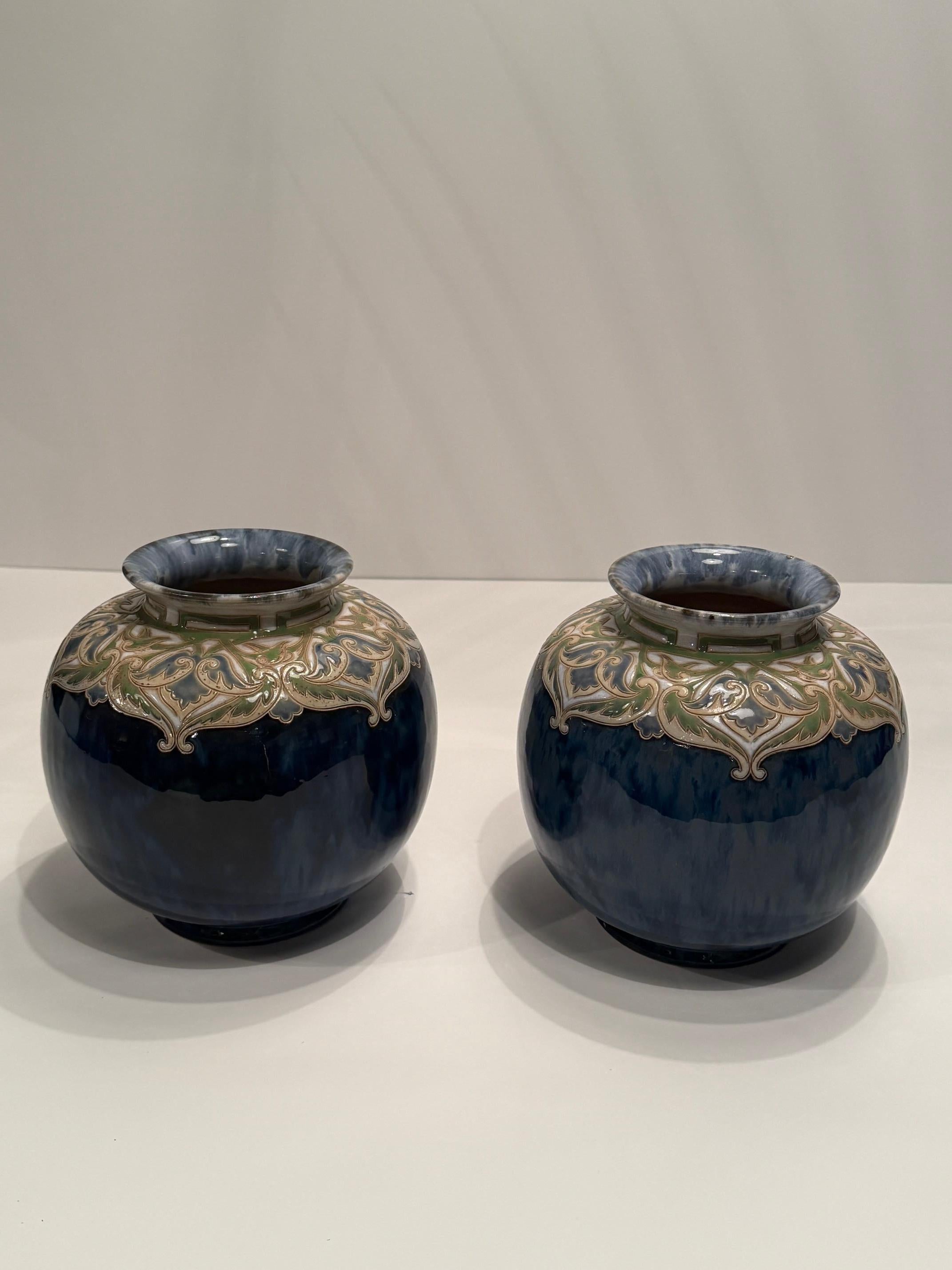Paar Jugendstil-Vasen von Royal Daulton Lamberth Pottery (Art nouveau) im Angebot