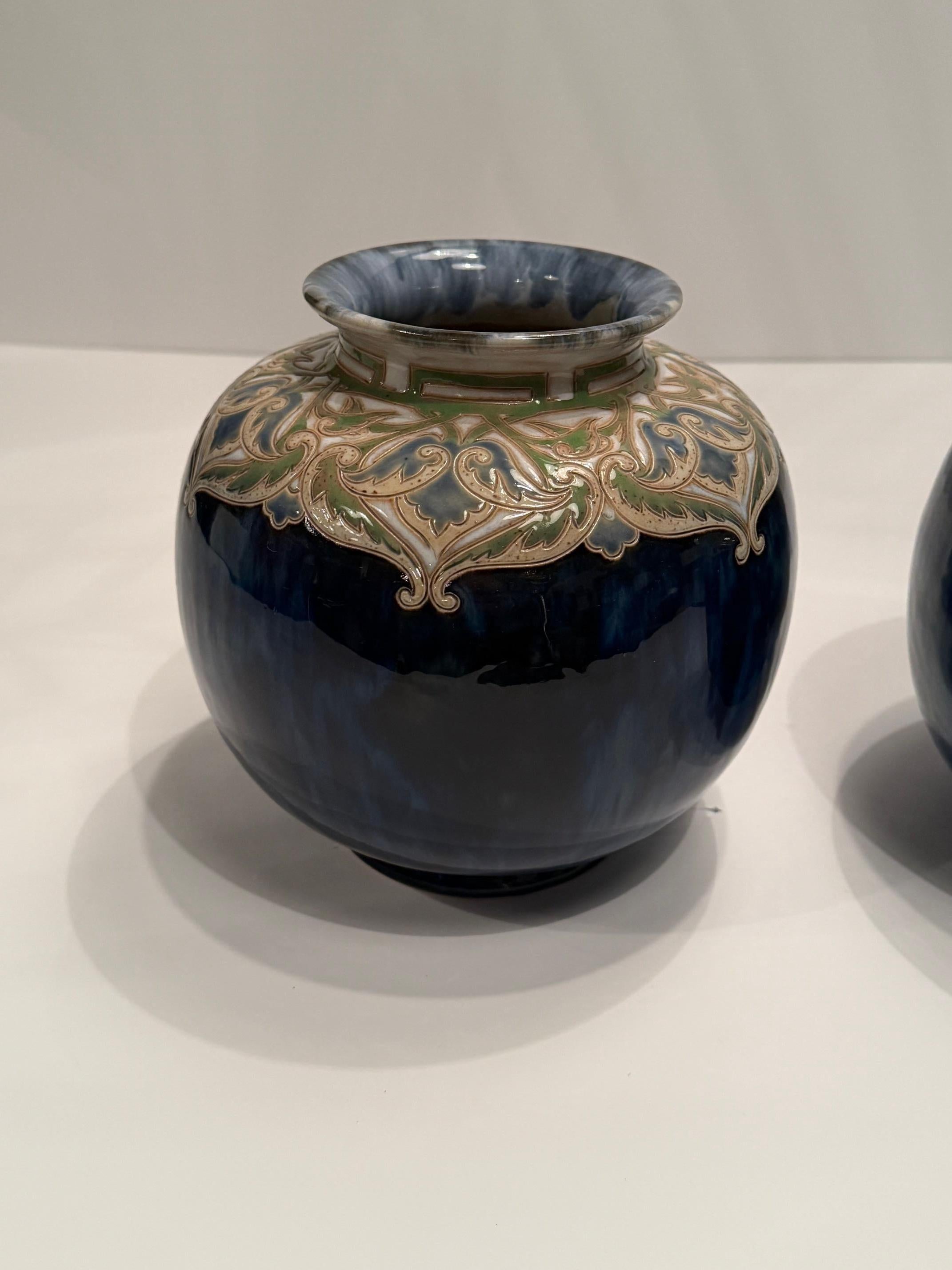 Paar Jugendstil-Vasen von Royal Daulton Lamberth Pottery im Zustand „Gut“ im Angebot in Hopewell, NJ