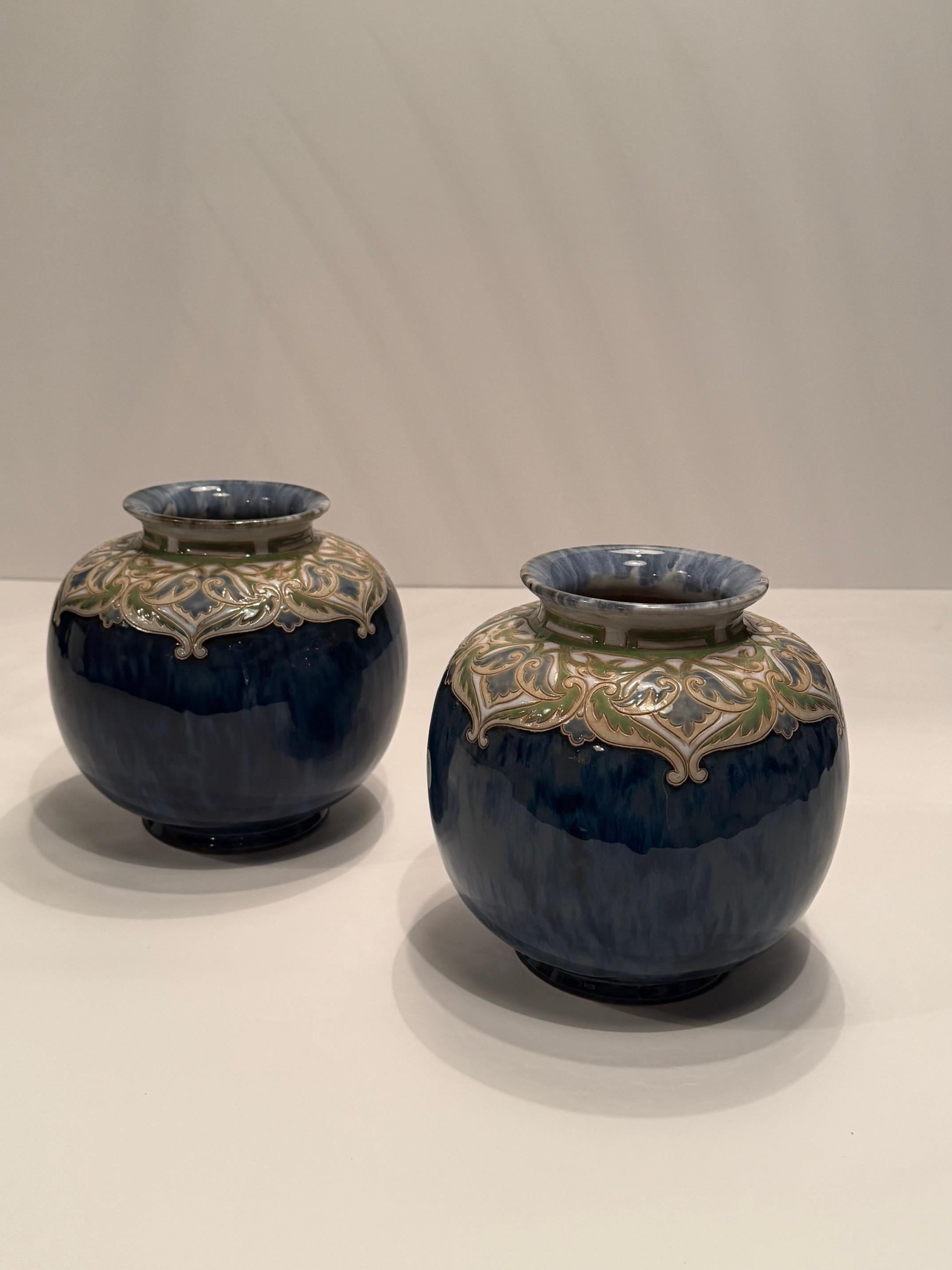 Paar Jugendstil-Vasen von Royal Daulton Lamberth Pottery (Frühes 20. Jahrhundert) im Angebot