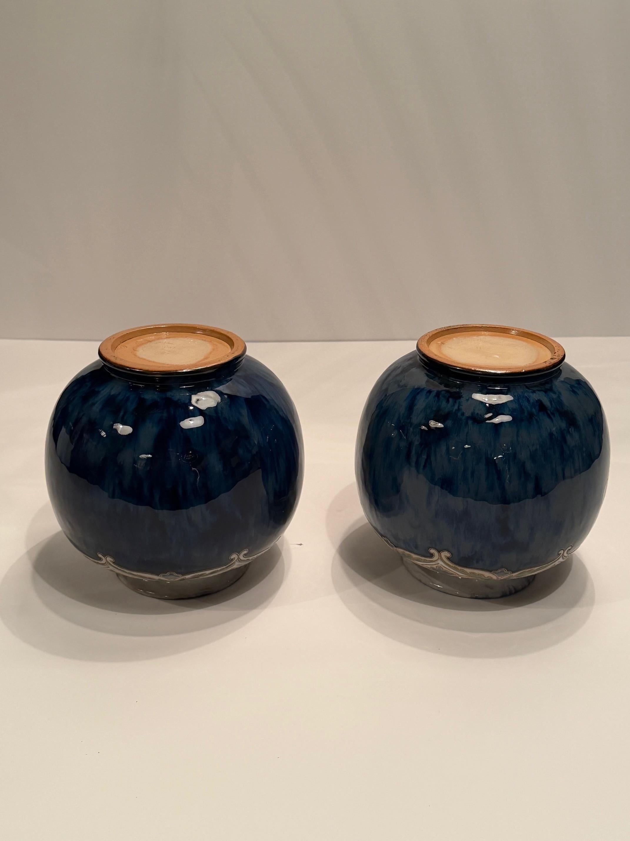 Paar Jugendstil-Vasen von Royal Daulton Lamberth Pottery (Töpferwaren) im Angebot