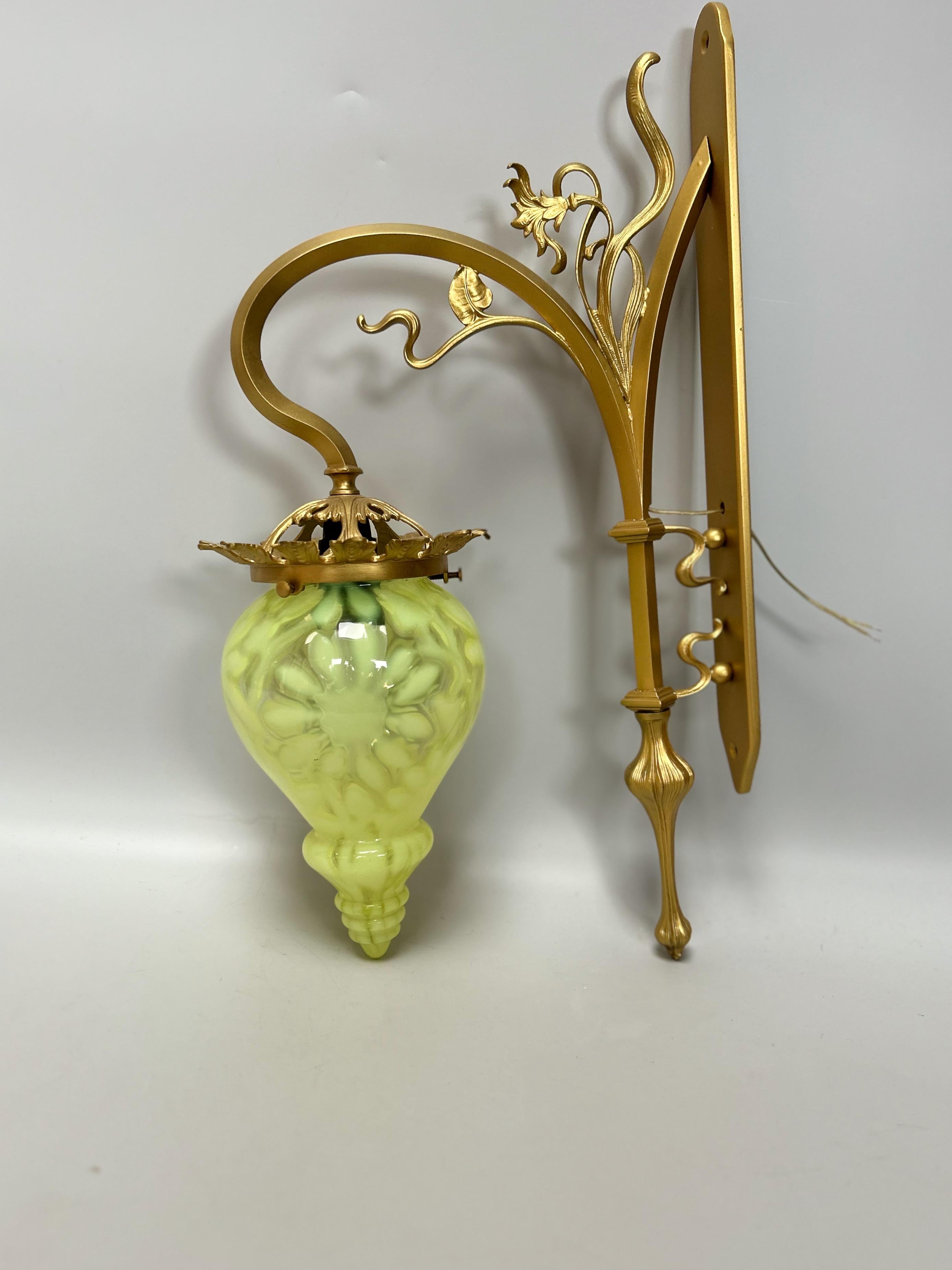 Large pair of art nouveau sconces circa 1900.
Gilt bronze mount with floral decoration.
Opalescent blown glass tulip globe.
In the taste of Majorette.
In perfect condition and electrified.

Total height: 45 cm
Width: 4 cm
Depth: 26 cm
Weight: 5 Kg