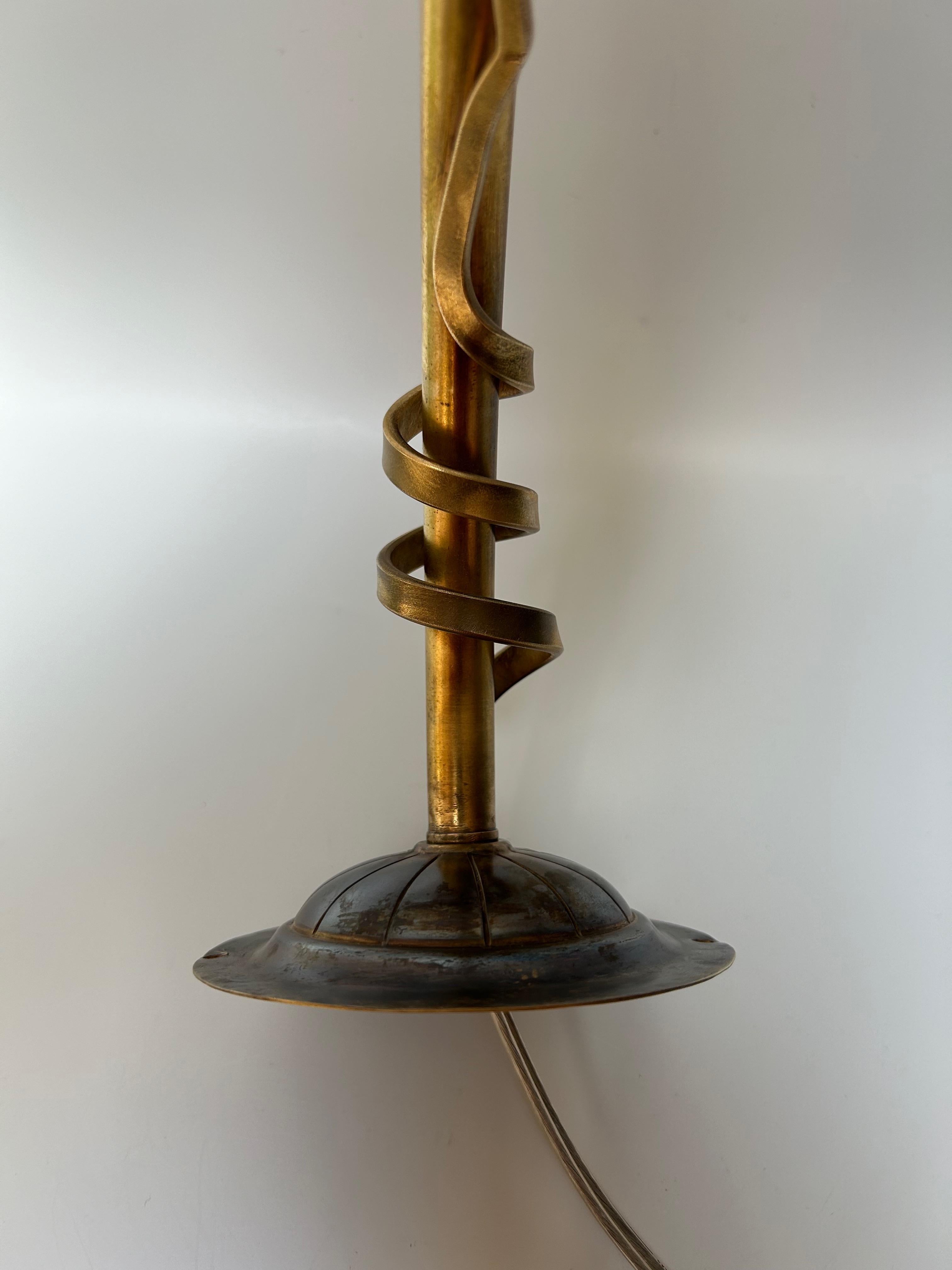 Paire d'appliques Art Nouveau dans le goût de WAS Benson en vente 3