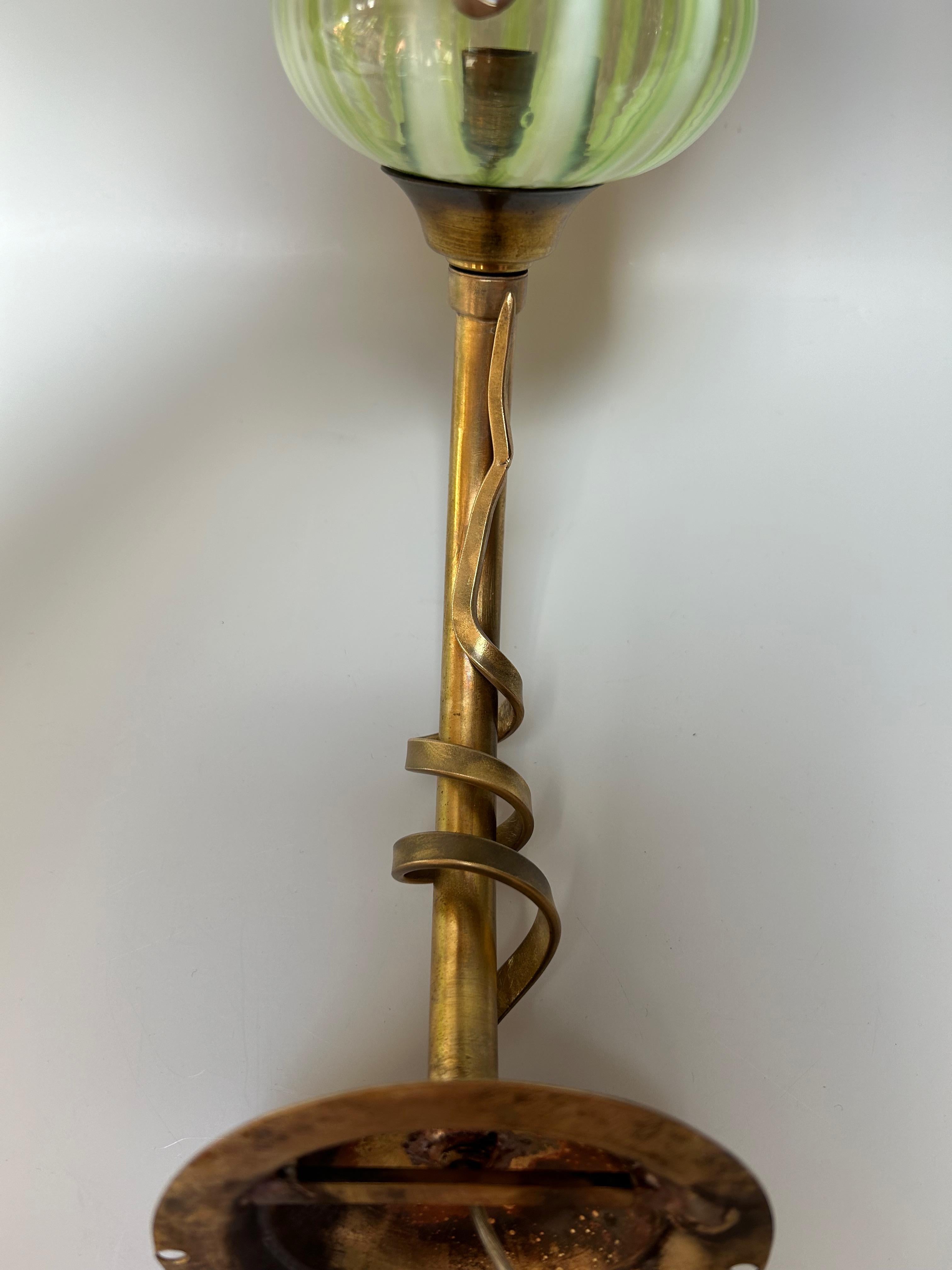 Paire d'appliques Art Nouveau dans le goût de WAS Benson en vente 4