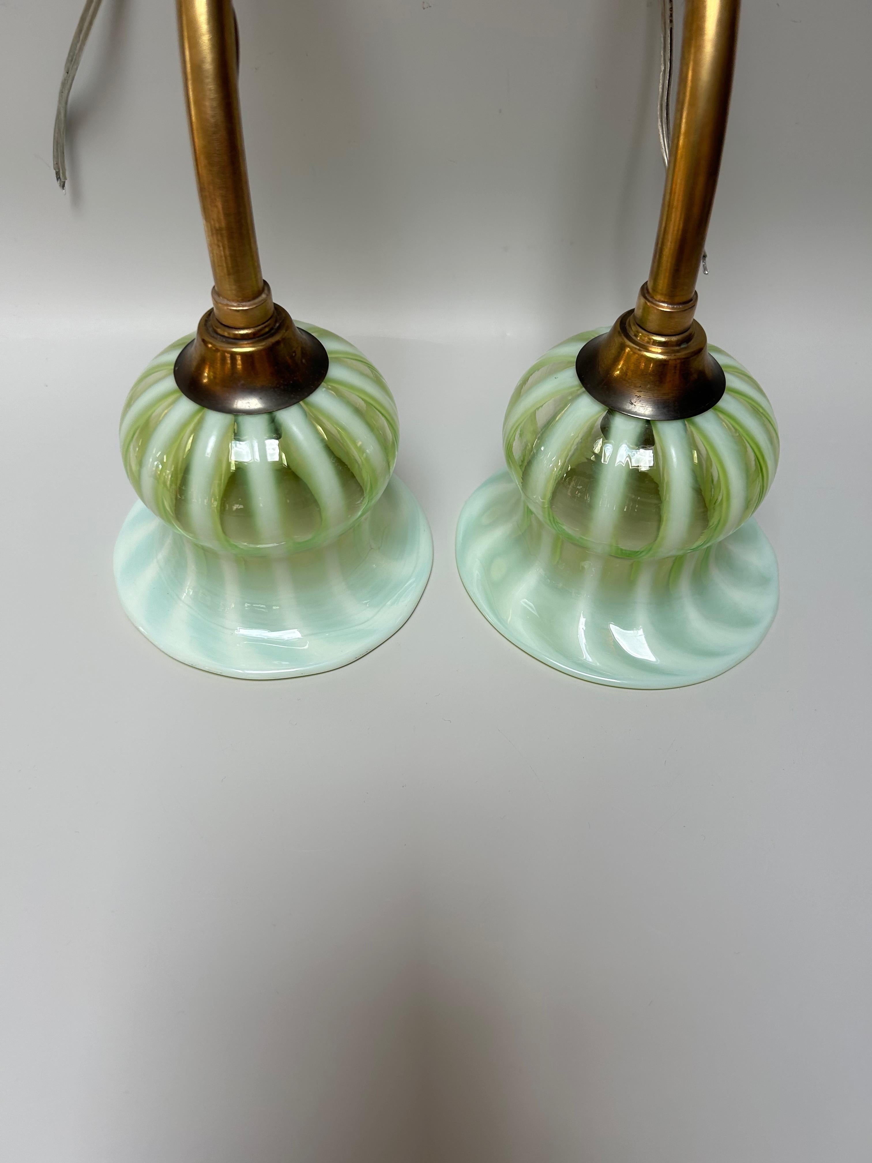 Paire d'appliques art nouveau circa 1900. Dans le style de Was Benson, en cuivre et laiton. Tulipe florale en verre opalescent.
 En parfait état, électrifié.

Largeur : 12,5 cm
Hauteur : 29 cm
Profondeur : 22,5 cm
Poids : 2 Kg