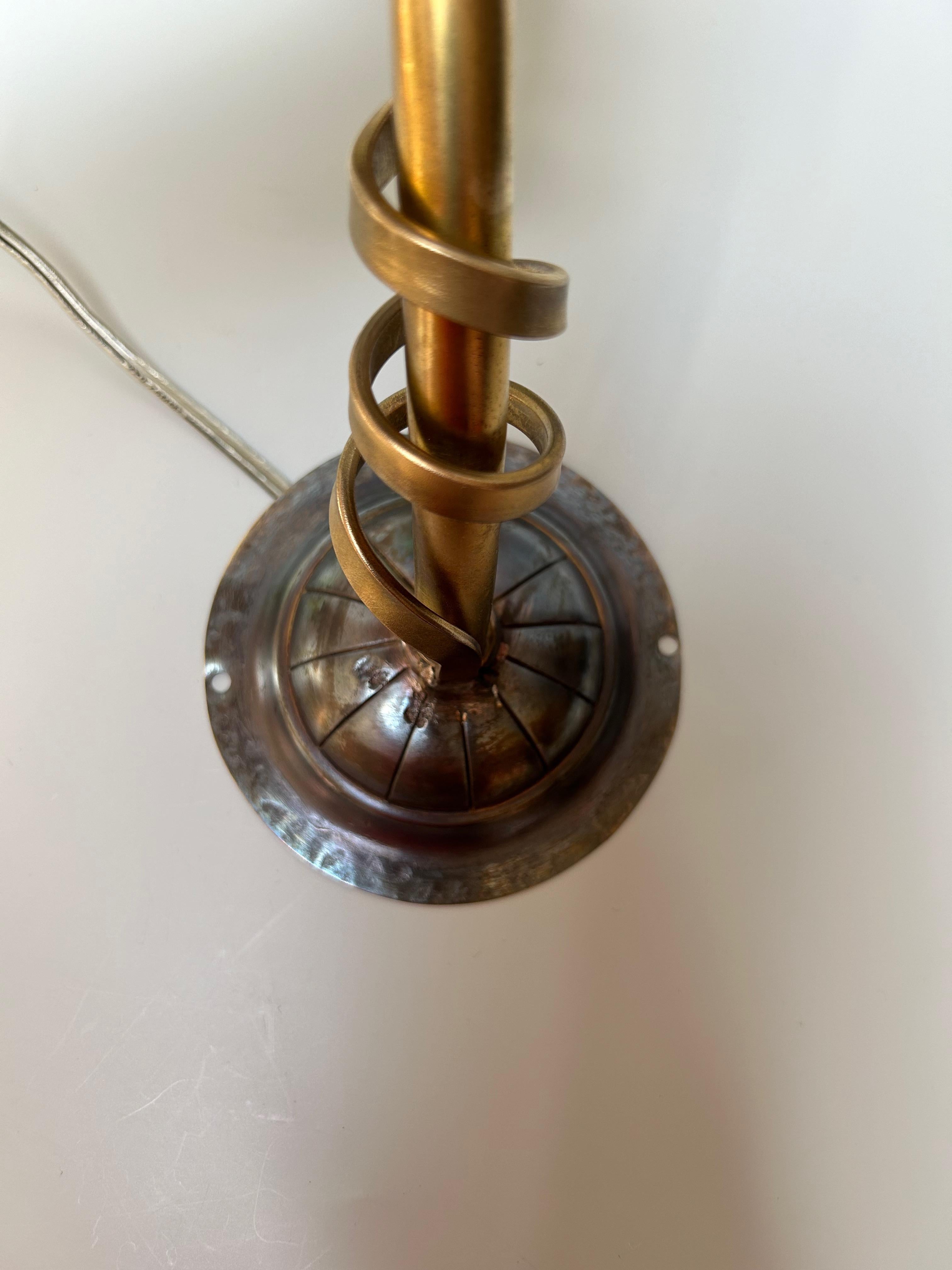 Laiton Paire d'appliques Art Nouveau dans le goût de WAS Benson en vente