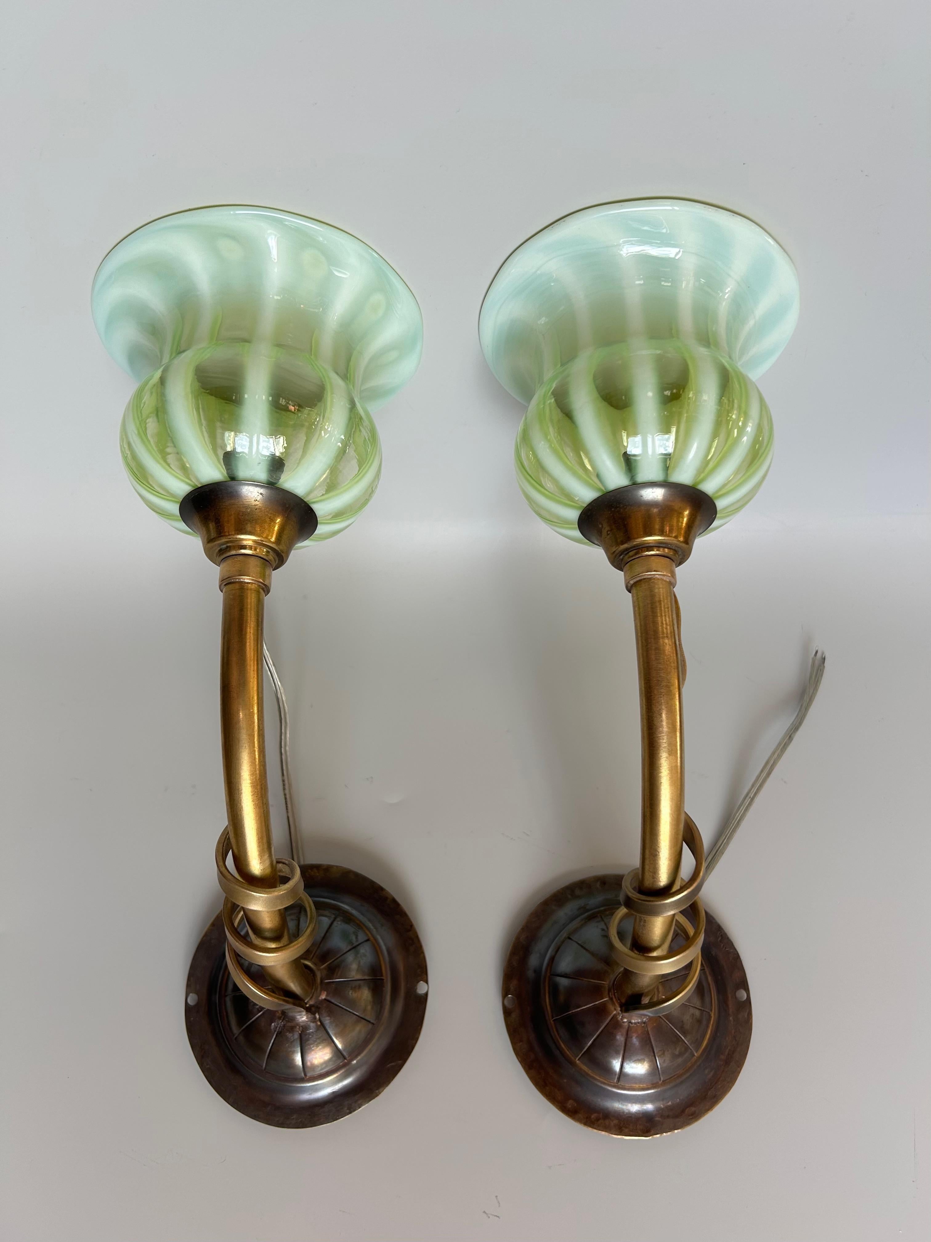 Paire d'appliques Art Nouveau dans le goût de WAS Benson en vente 1