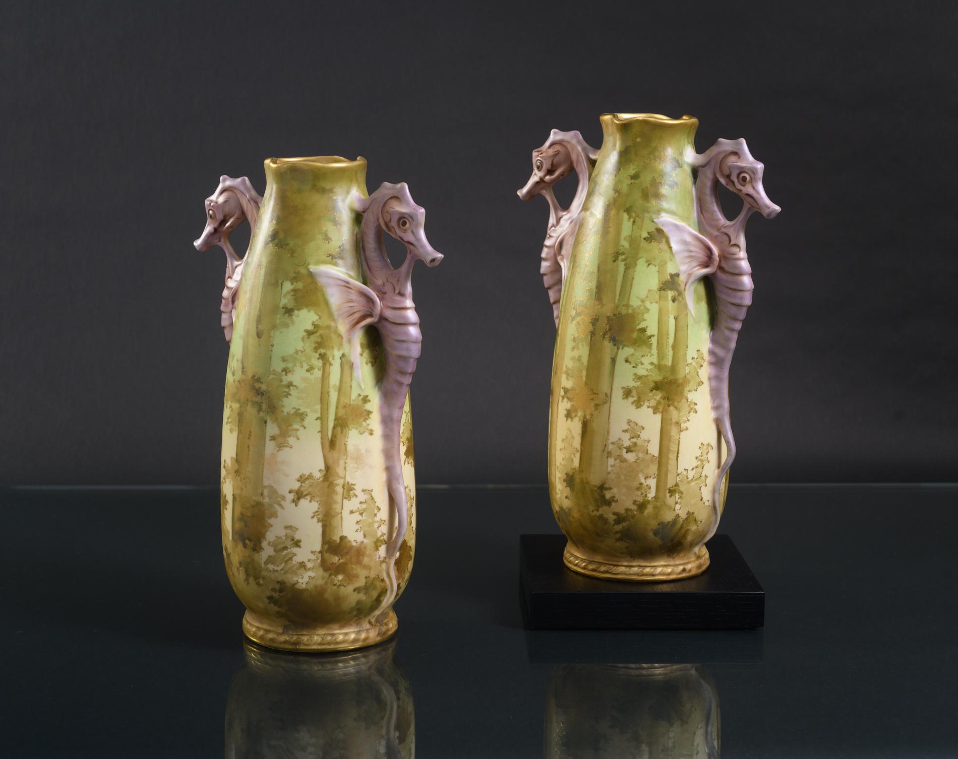 Cotto Coppia di vasi cavallucci marini in stile Art Nouveau di RStK Amphora in vendita